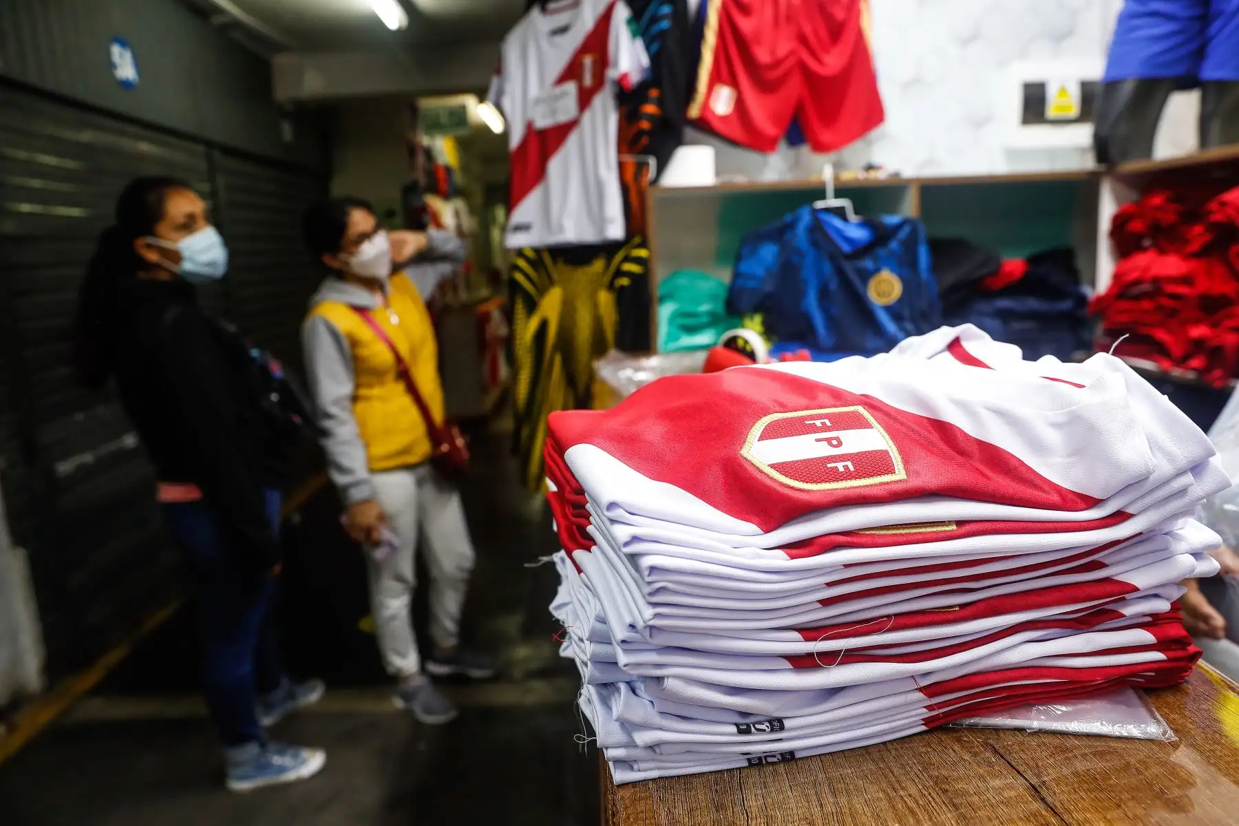 Incrementan las ventas de camisetas de la Selección, en Gamarra, a una semana de disputarse el partido de repechaje rumbo al Mundial Qatar 2022. Foto: ANDINA/Renato Pajuelo