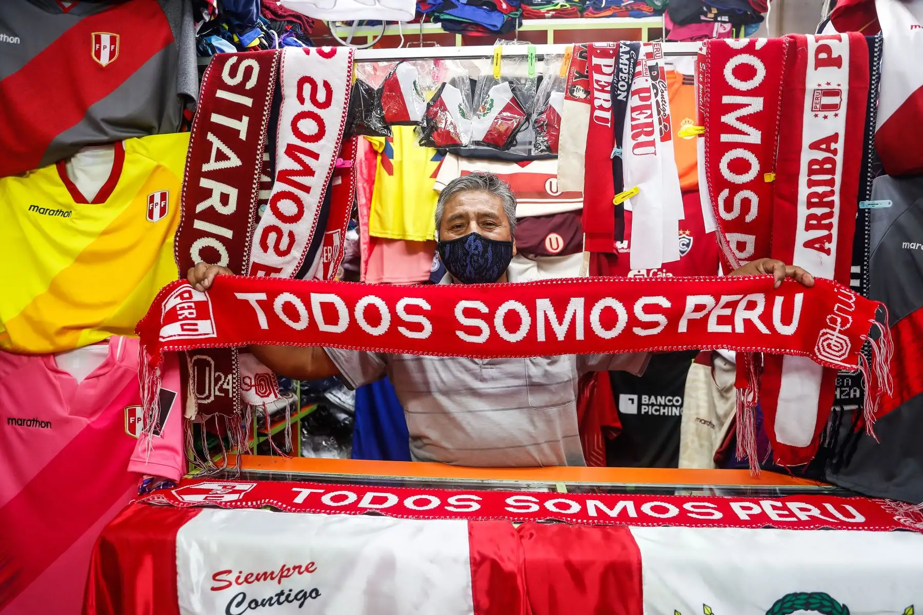 Incrementan las ventas de camisetas de la Selección, en Gamarra, a una semana de disputarse el partido de repechaje rumbo al Mundial Qatar 2022. Don Félix se muestra entusiasta con las ventas de los últimos días. Foto: ANDINA/Renato Pajuelo
