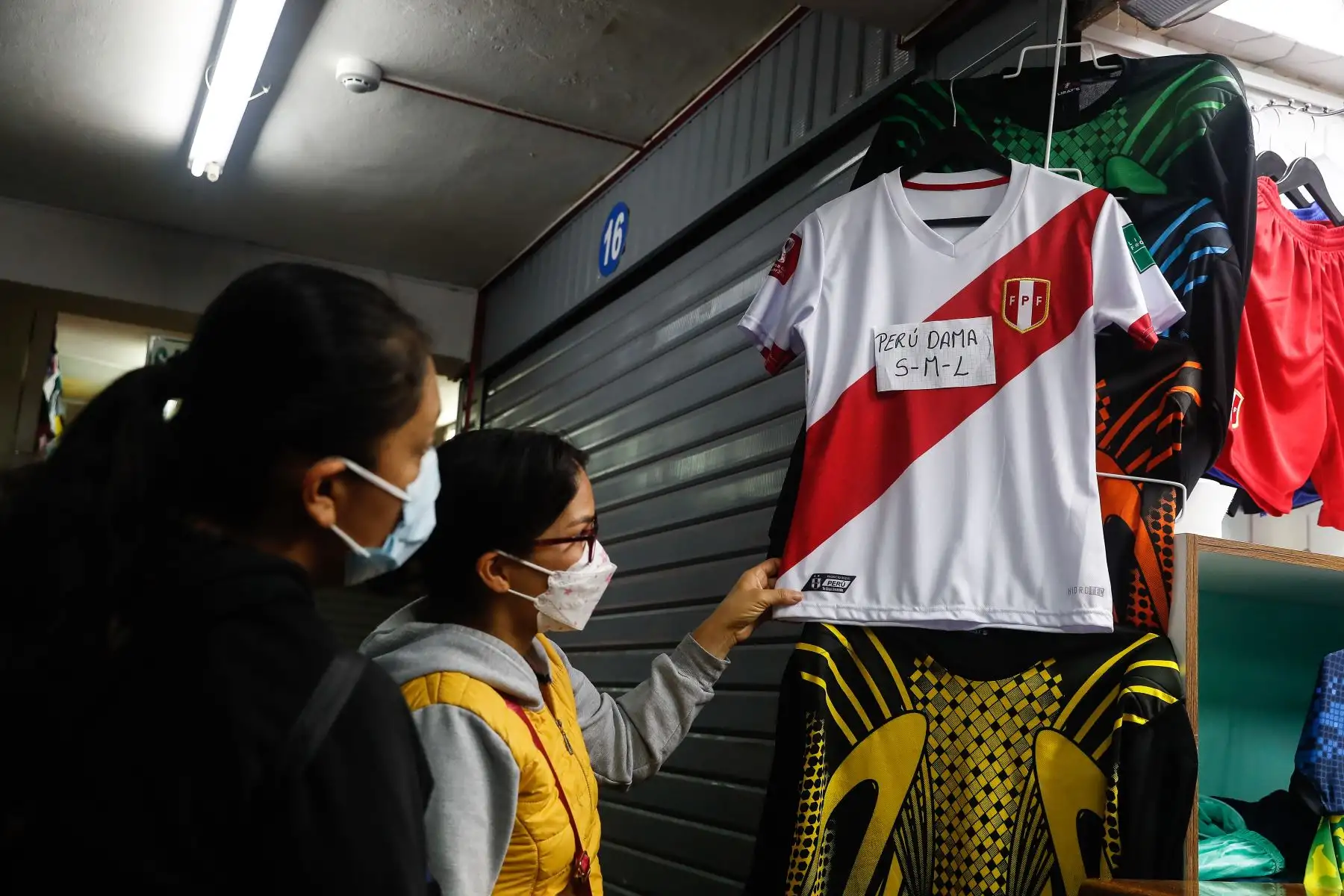 Incrementan las ventas de camisetas de la Selección, en Gamarra, a una semana de disputarse el partido de repechaje rumbo al Mundial Qatar 2022. Foto: ANDINA/Renato Pajuelo