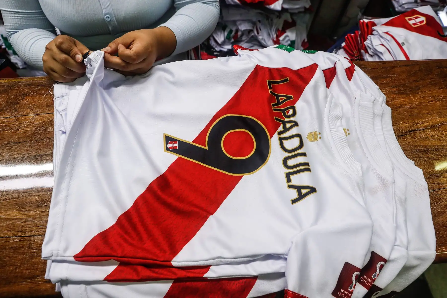 Incrementan las ventas de camisetas de la Selección, en Gamarra, a una semana de disputarse el partido de repechaje rumbo al Mundial Qatar 2022. Foto: ANDINA/Renato Pajuelo