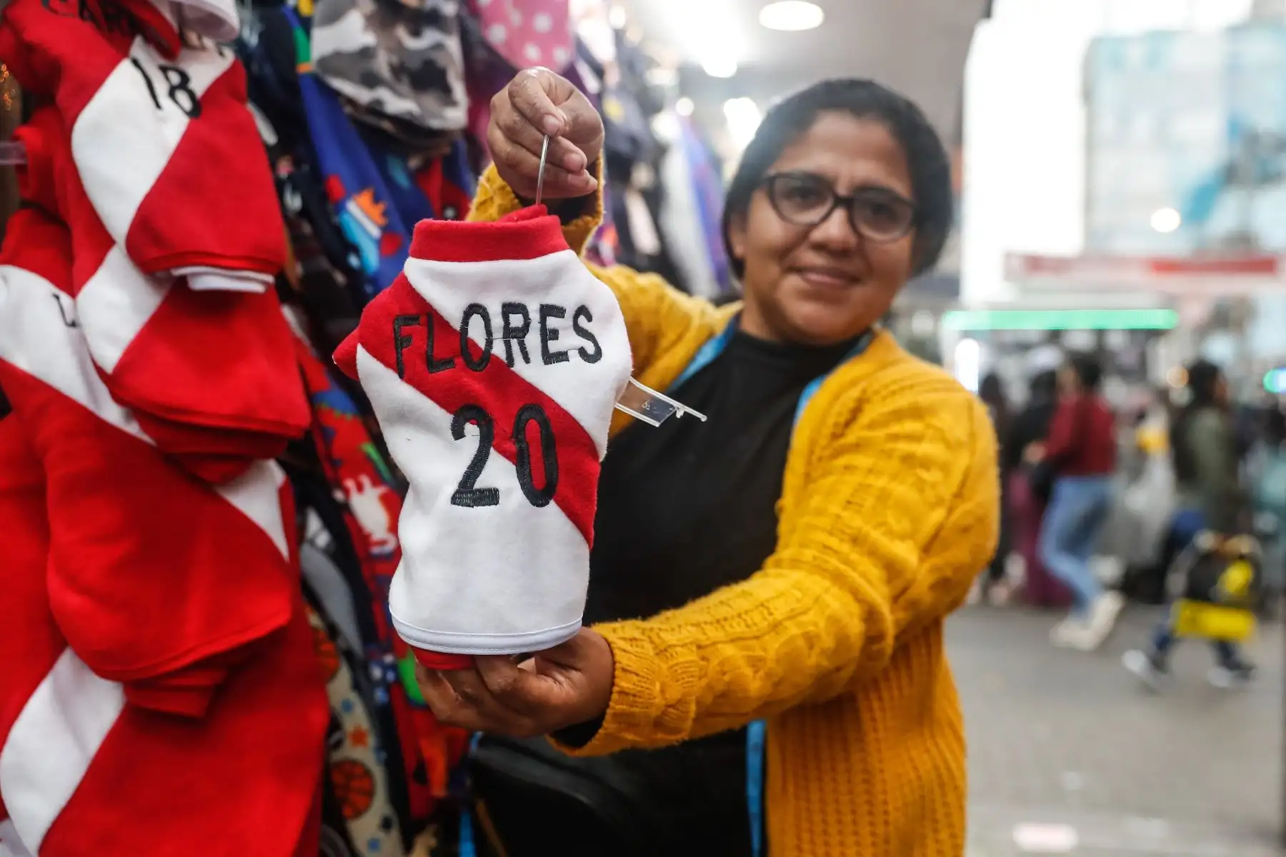 Incrementan las ventas de camisetas de la Selección, en Gamarra, a una semana de disputarse el partido de repechaje rumbo al Mundial Qatar 2022. Los trajes para las mascotas del hogar también atraen la mirada de público que acude al emporio comercial. Foto: ANDINA/Renato Pajuelo
