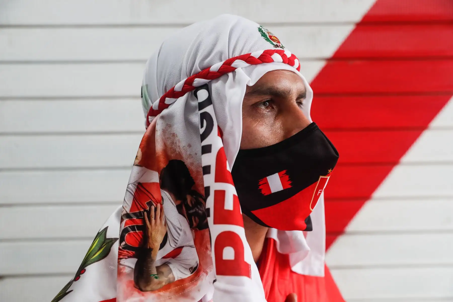 Incrementan las ventas de camisetas de la Selección, en Gamarra, a una semana de disputarse el partido de repechaje rumbo al Mundial Qatar 2022. Una de las novedades en esta ocasión es el turbante 