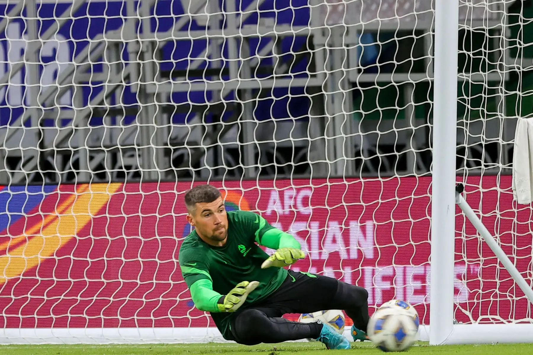 El portero australiano Mathew Ryan participa en una sesión de entrenamiento en el estadio Ahmad bin Ali en la ciudad qatarí de Ar-Rayyan .
Foto: AFP