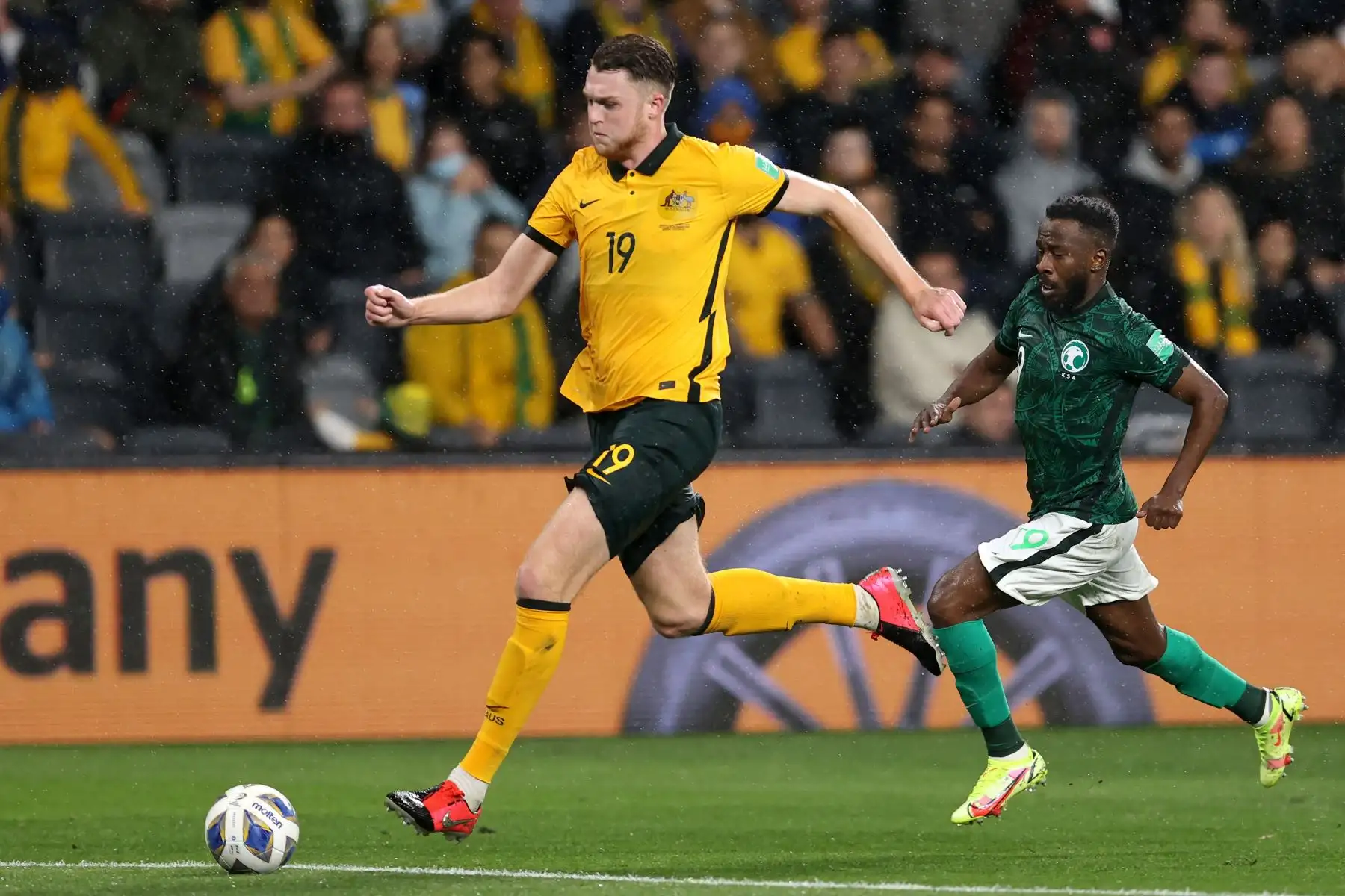 Harry Souttar de Australia corre el balón durante el partido de fútbol clasificatorio para la Copa Mundial Qatar 2022 contra Arabia Saudita en el CommBank Stadium en Sydney.
Foto: AFP
