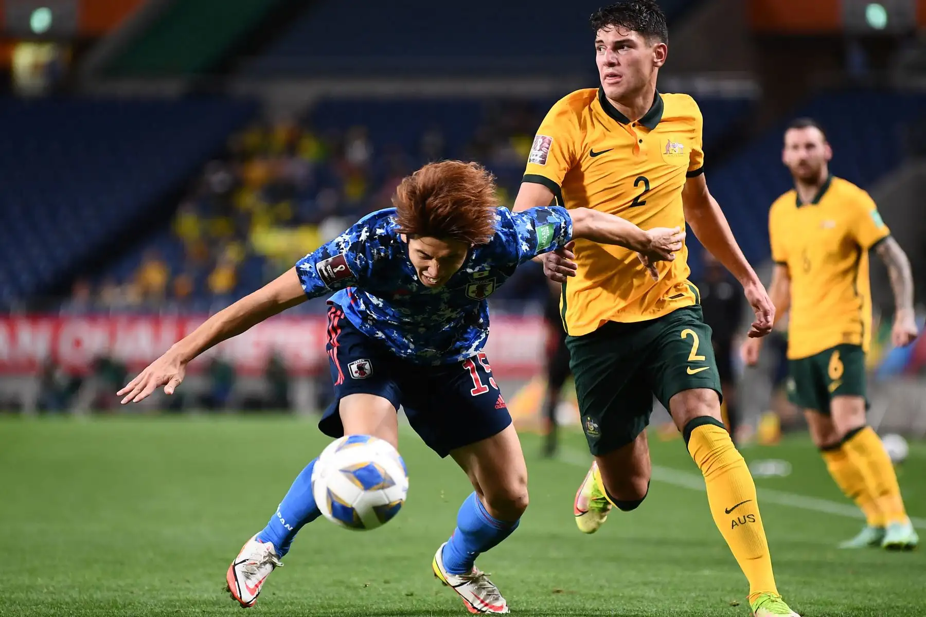 El delantero de Japón Yuya Osako  y el defensor de Australia Fran Karacic luchan por el balón durante el partido de fútbol del grupo B de las Eliminatorias Asiáticas de la Copa Mundial de Qatar 2022 entre Japón y Australia, en el Estadio Saitama en Saitama.
Foto: AFP
