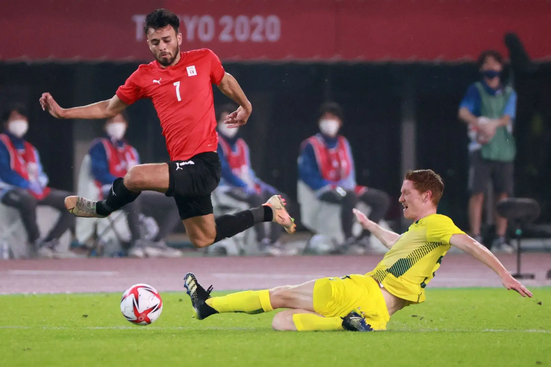 El delantero egipcio Salah Mohsen  es abordado por el defensor australiano Kye Rowles durante el partido de fútbol de primera ronda del grupo C masculino de los Juegos Olímpicos de Tokio 2020 entre Australia y Egipto en el Estadio Miyagi en Miyagi.
Foto: AFP