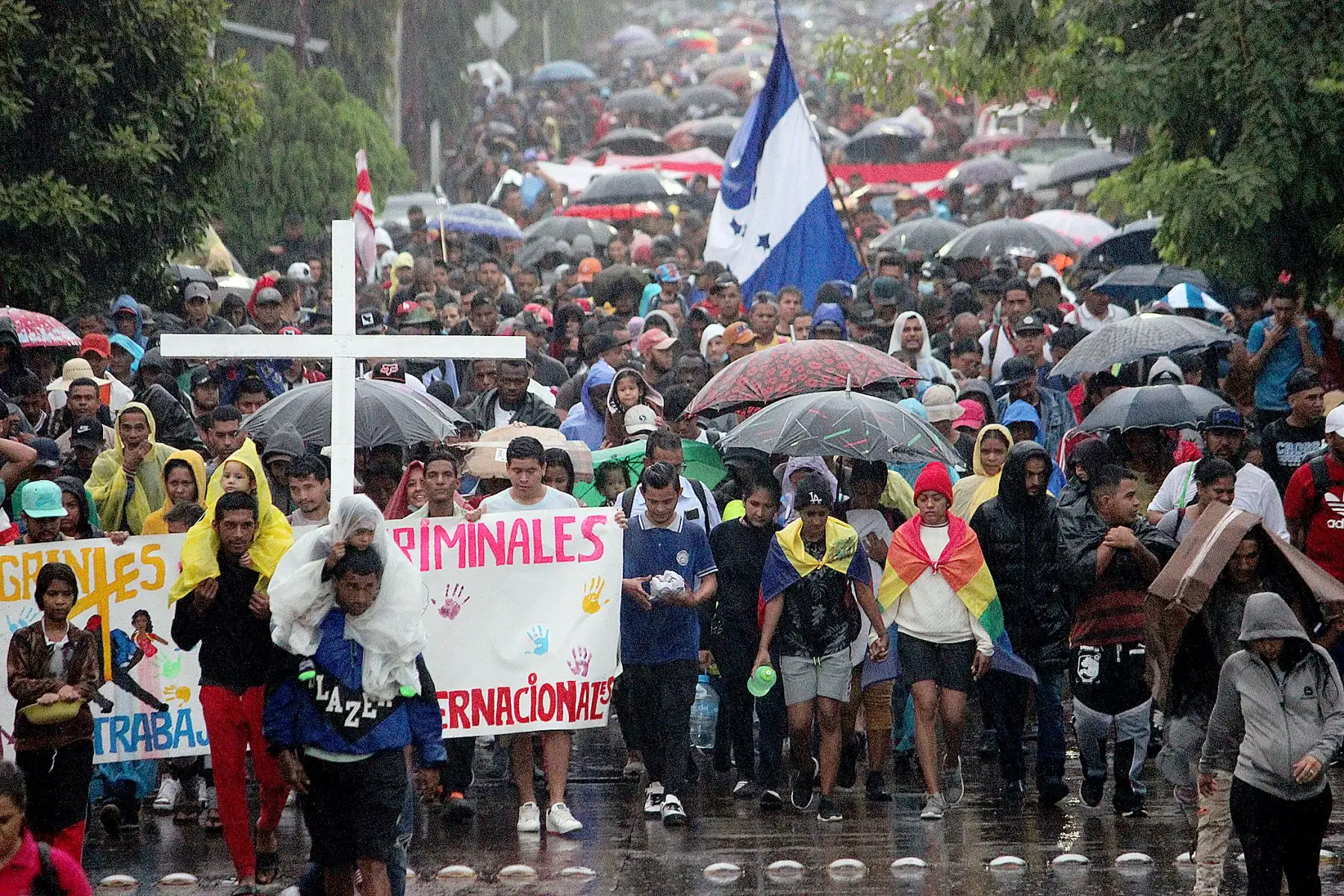 Miles de migrantes caminan en caravana hacia la frontera norte hoy, en la ciudad de Tapachula, en el estado de Chiapas (México). Una inédita caravana de cerca de 15.000 migrantes, la más numerosa hasta ahora, partió este lunes de Chiapas, en la frontera sur de México, rumbo a Estados Unidos, con el trasfondo de la Cumbre de las Américas, que empieza hoy con la migración como prioridad. Foto: EFE