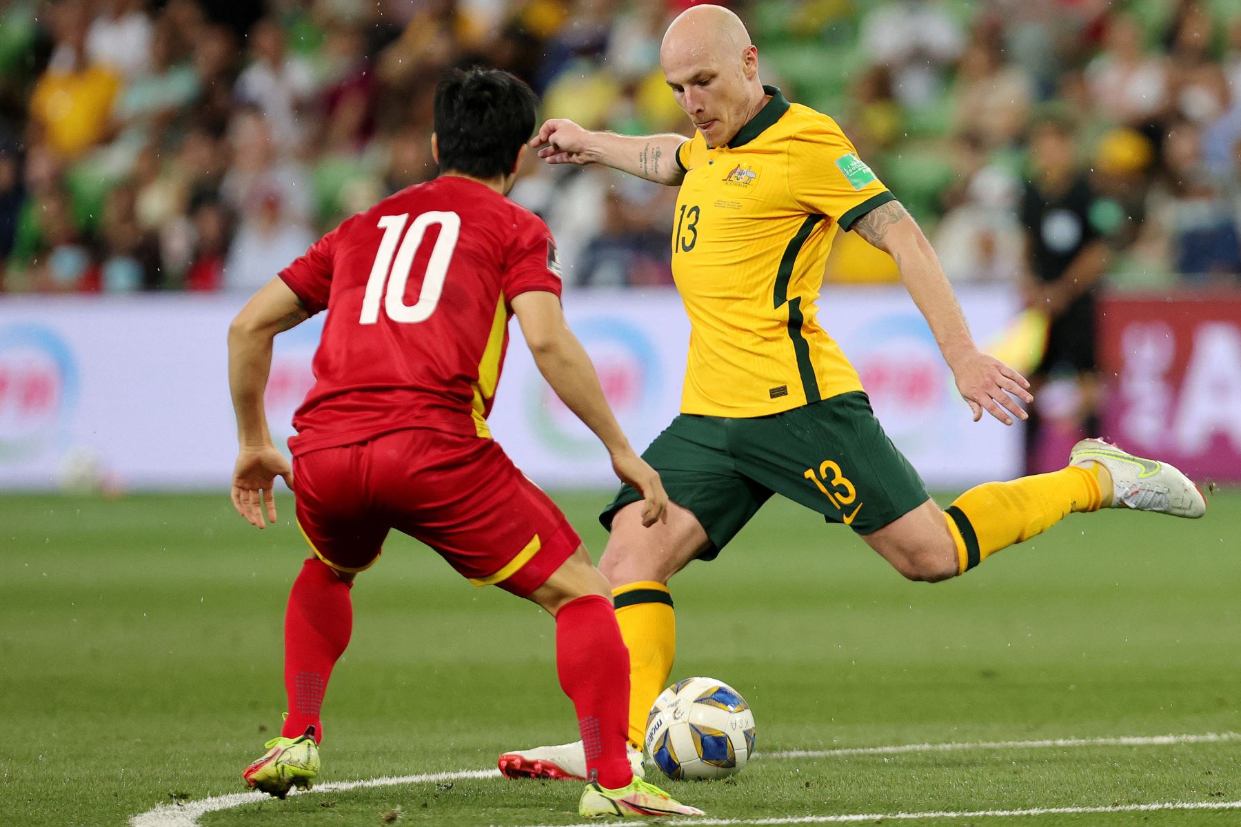 El australiano Aaron Mooy patea el balón durante el partido de clasificación de fútbol para la Copa Mundial de la FIFA Qatar 2022 entre Australia y Vietnam en Melbourne.
Foto: AFP