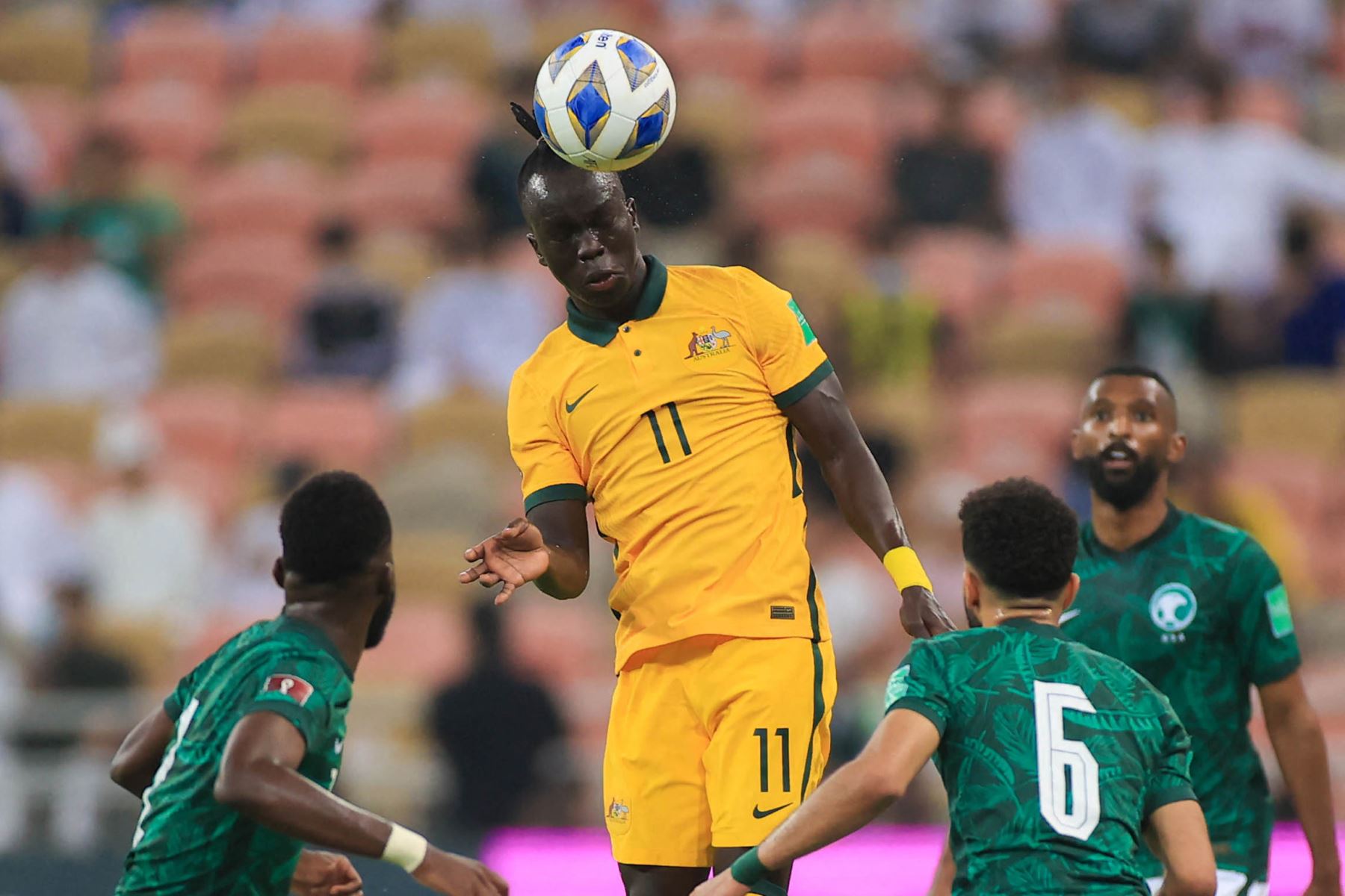 El delantero australiano Awer Mabil  encabeza el balón durante el partido de fútbol de las eliminatorias asiáticas para la Copa Mundial de Qatar 2022 entre Arabia Saudita y Australia, en el estadio King Abdullah Sport City en la ciudad de Jeddah.
Foto: AFP