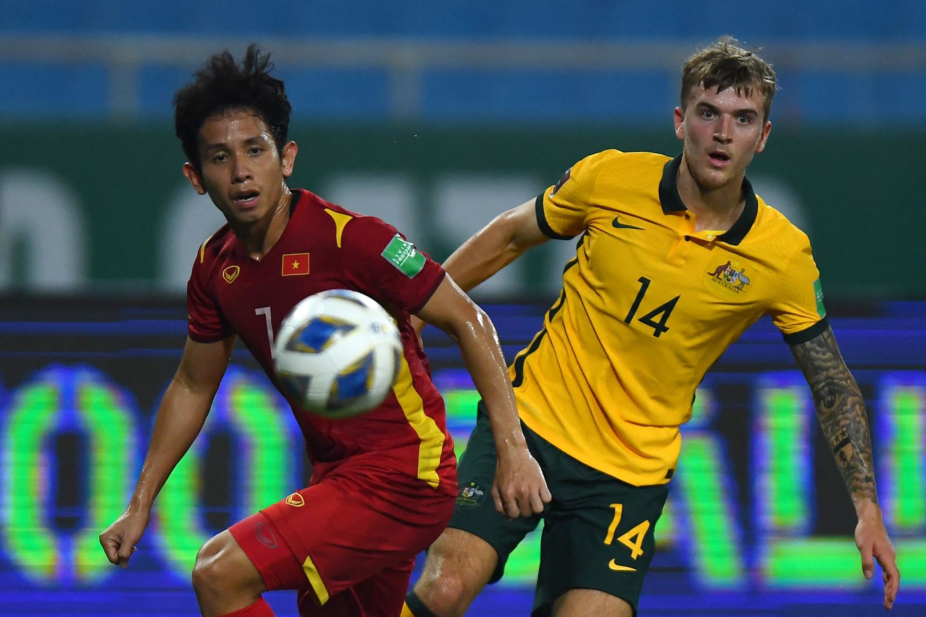 El mediocampista de Australia Riley McGree  y el mediocampista de Vietnam Phong Hong Duy Nguyen miran el balón durante el partido de fútbol del Grupo B de la ronda de clasificación de la Copa Mundial de la FIFA Qatar 2022 entre Vietnam y Australia.
Foto: AFP