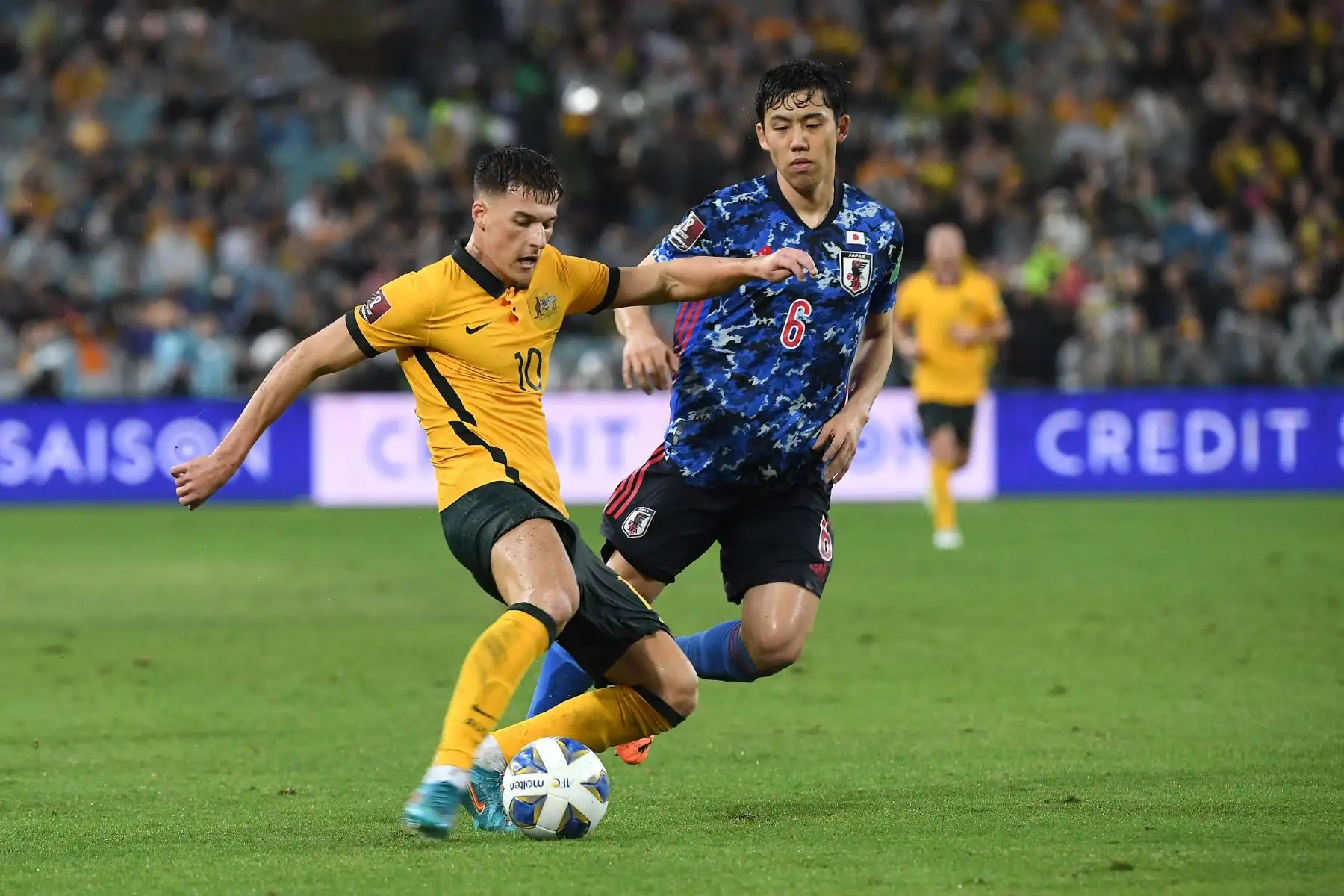 Ajdin Hrustic de Australia y Wataru Endo  de Japón luchan por el balón durante el partido de fútbol de calificación del Grupo B de la zona asiática de la Copa Mundial de Qatar 2022 entre Australia y Japón en el Estadio Australia en Sydney.
Foto: AFP