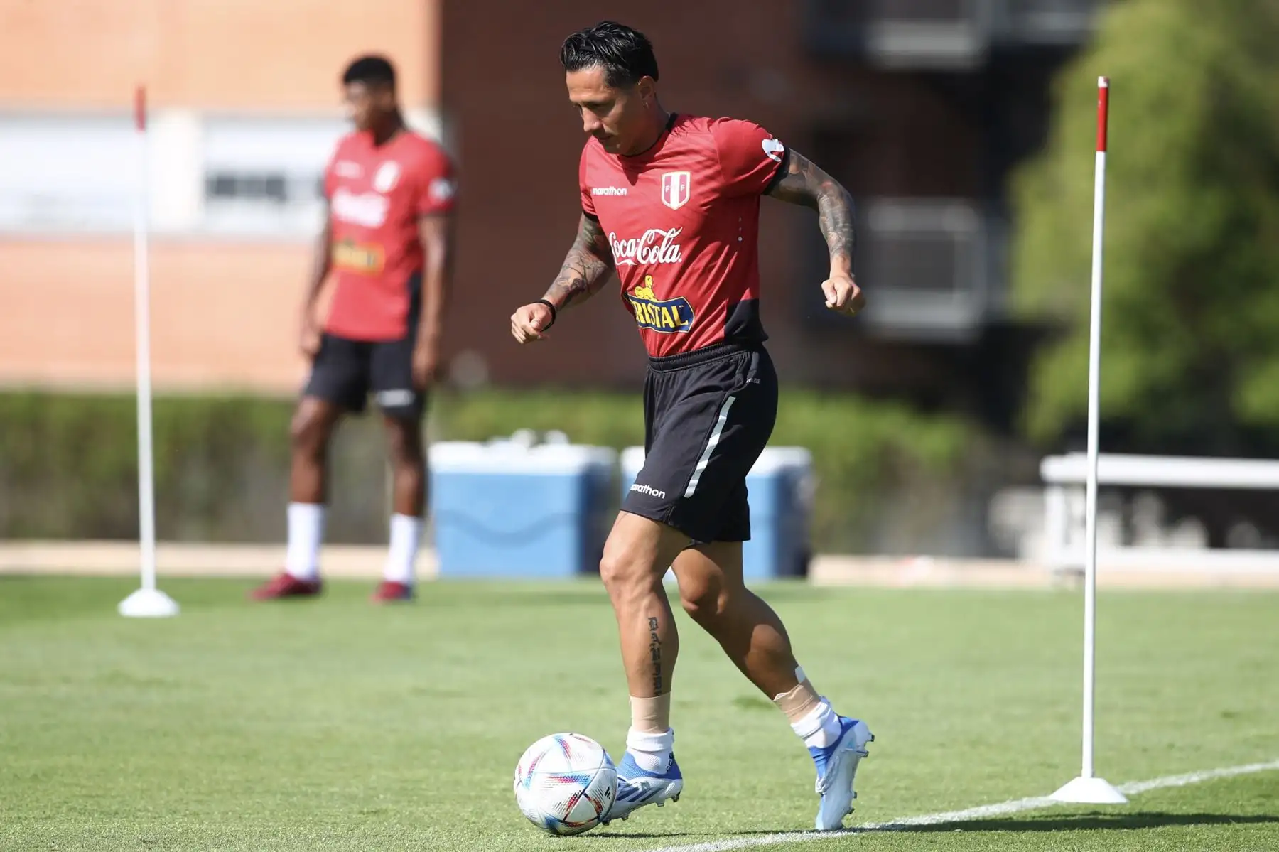 Futbolista Gianluca Lapadula de la selección peruana, durante un nuevo día de entrenamientos en el Centro de Alto Rendimiento Deportivo de San Cugat, en Barcelona. Foto: FPF