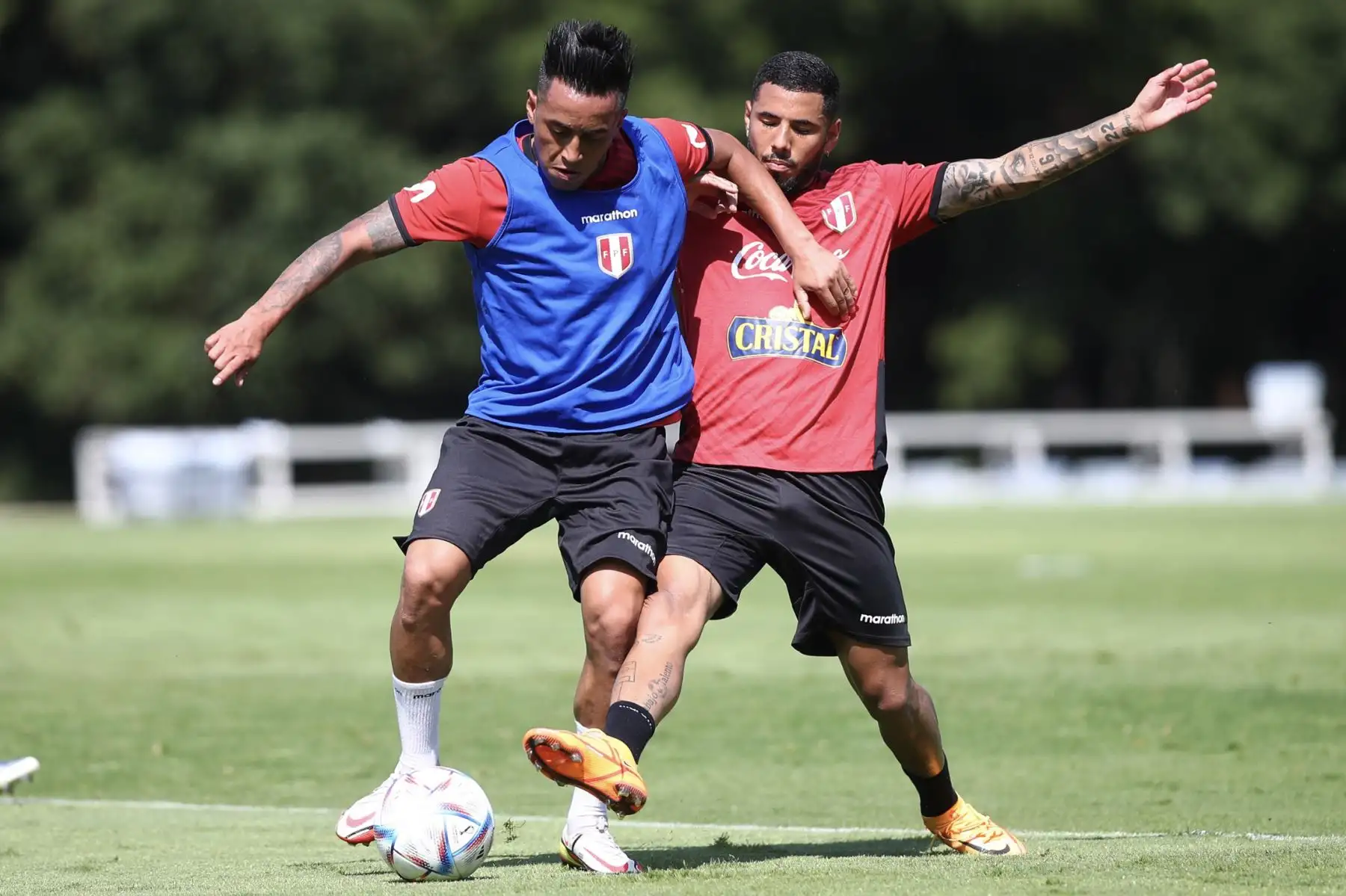 Futbolistas Christian Cueva y  Sergio Peña de la selección peruana, durante un nuevo día de entrenamientos en el Centro de Alto Rendimiento Deportivo de San Cugat, en Barcelona. Foto: FPF