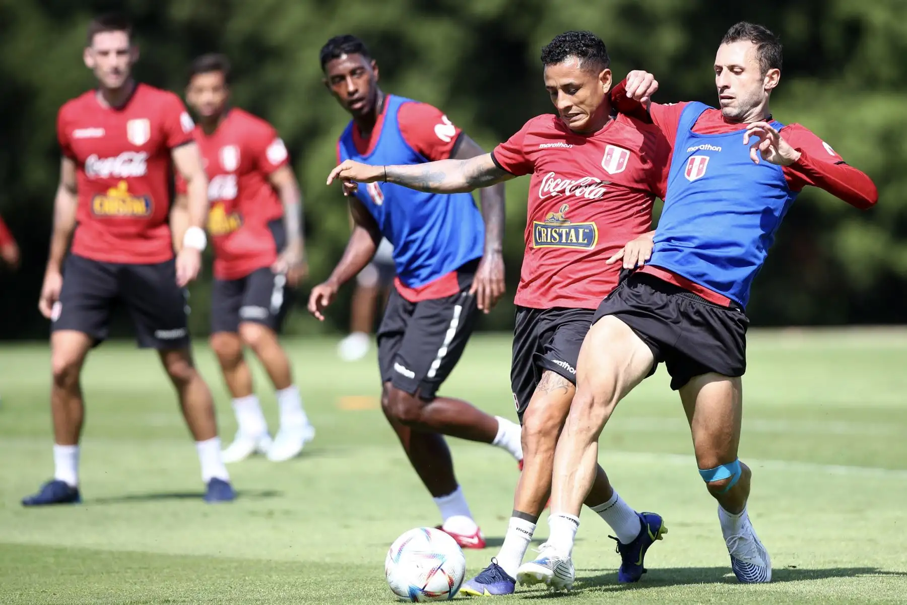 Futbolistas Yoshimar Yotún y Horacio Calcaterra  de la selección peruana, durante un nuevo día de entrenamientos en el Centro de Alto Rendimiento Deportivo de San Cugat, en Barcelona. Foto: FPF