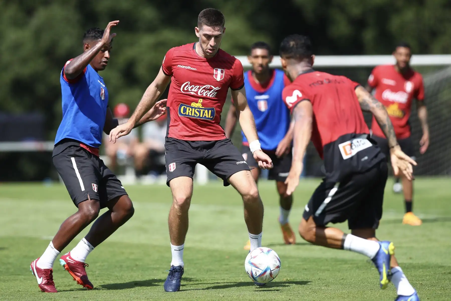 Futbolista Santiago Ormeño de la selección peruana, durante un nuevo día de entrenamientos en el Centro de Alto Rendimiento Deportivo de San Cugat, en Barcelona. Foto: FPF