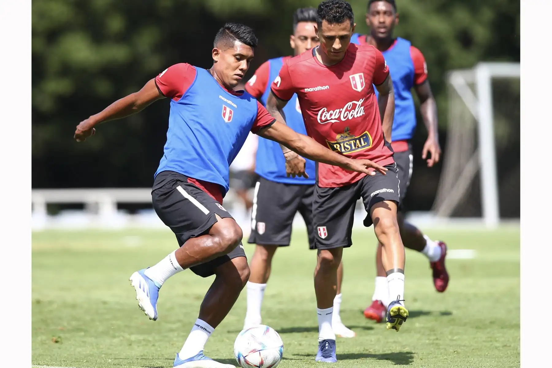Futbolistas Raziel García y Yoshimar Yotún  de la selección peruana, durante un nuevo día de entrenamientos en el Centro de Alto Rendimiento Deportivo de San Cugat, en Barcelona. Foto: FPF