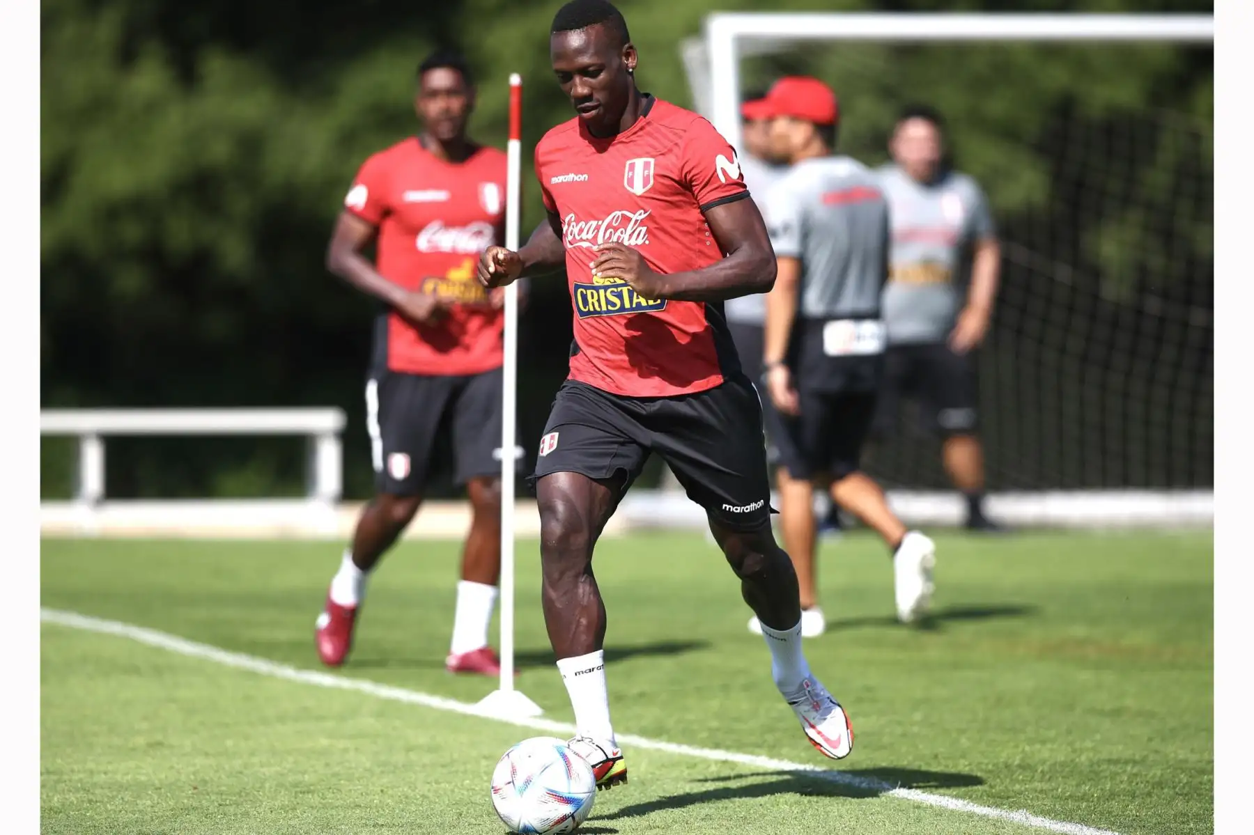 Futbolista Luis Advíncula de la selección peruana, durante un nuevo día de entrenamientos en el Centro de Alto Rendimiento Deportivo de San Cugat, en Barcelona. Foto: FPF