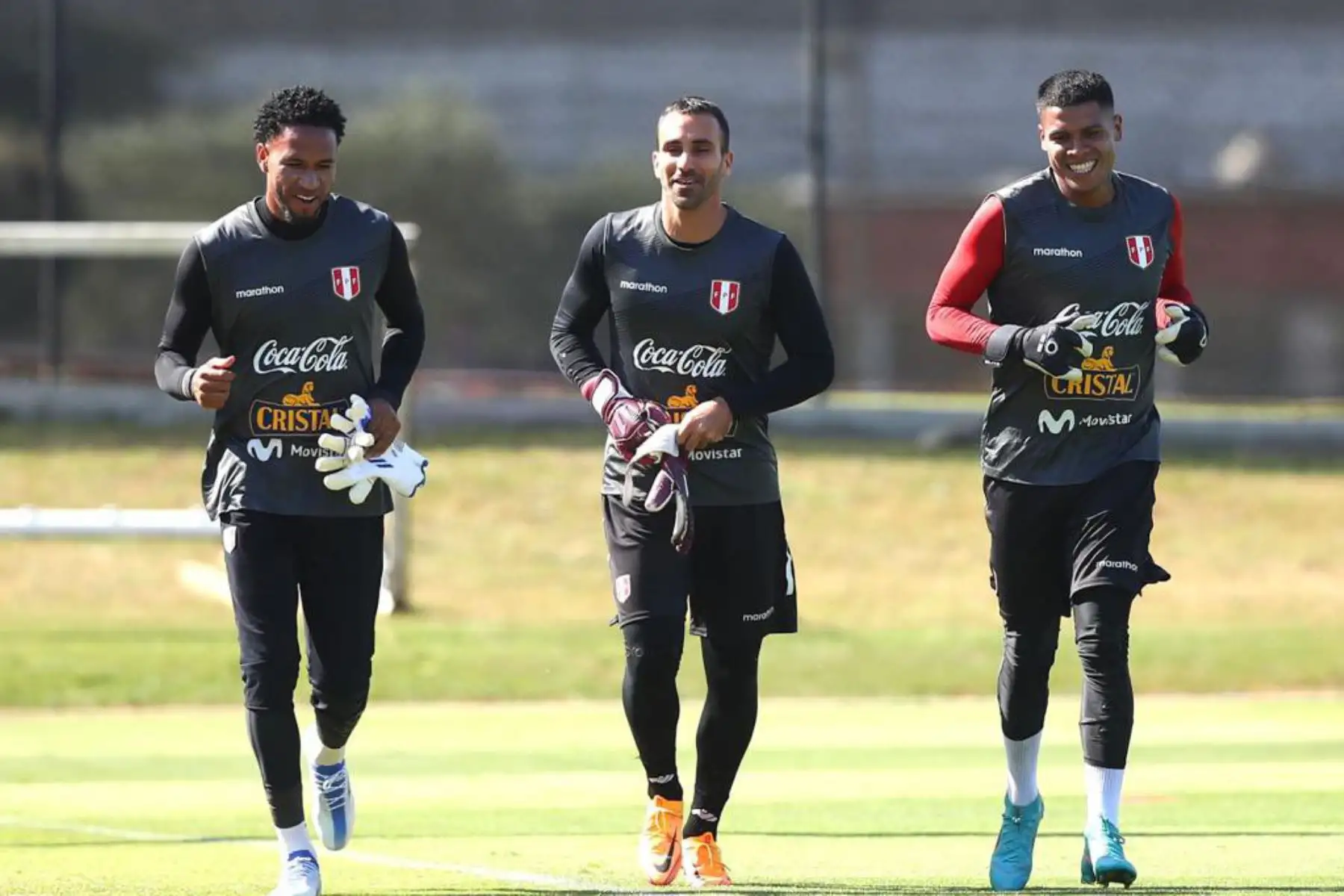 Arqueros Pedro Gallese (Orlando City, EE.UU.), José Carvallo (Universitario)y Ángelo Campos (Alianza Lima) de la selección peruana, durante un nuevo día de entrenamientos en el Centro de Alto Rendimiento Deportivo de San Cugat, en Barcelona. Foto: FPF