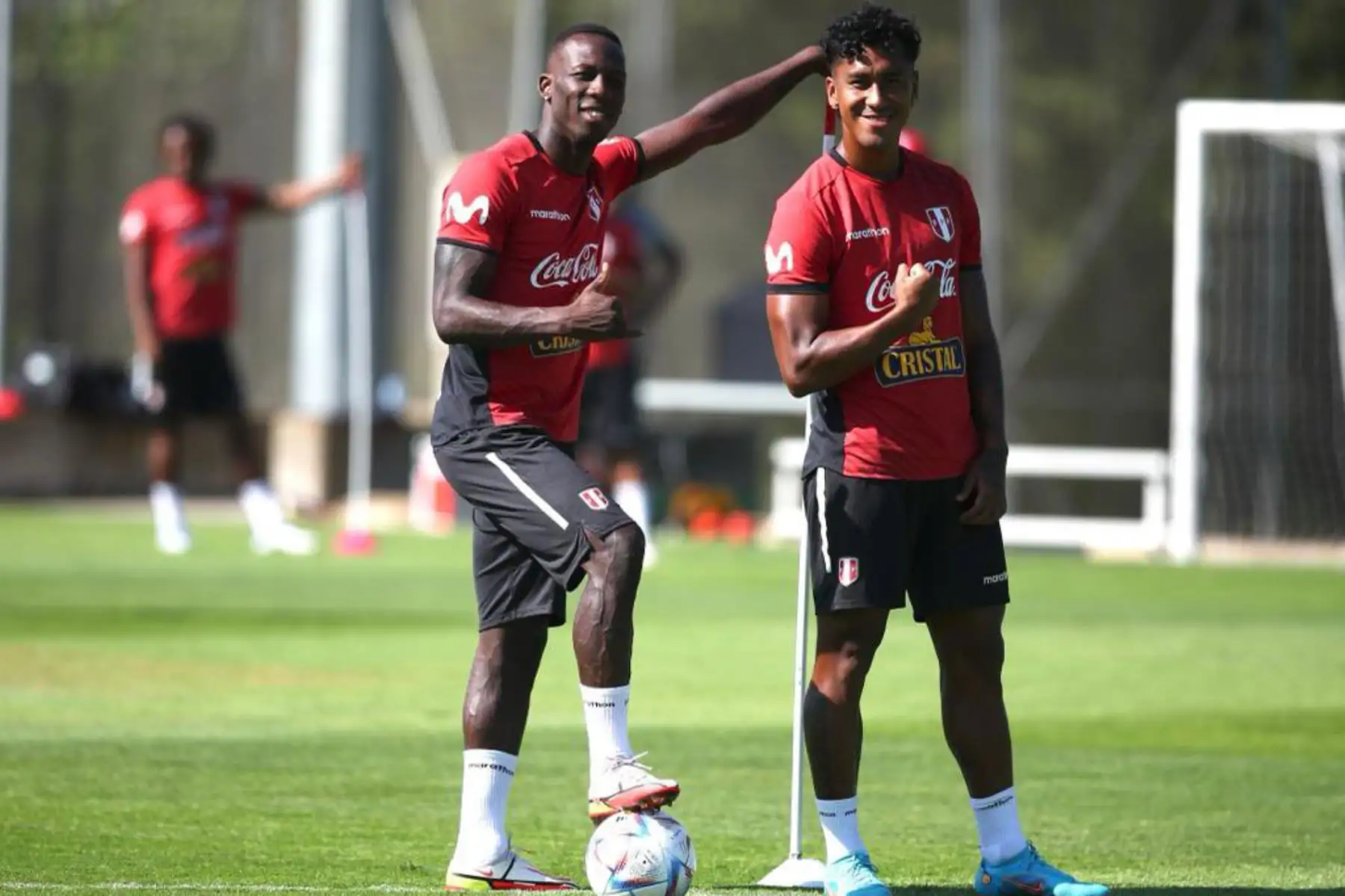 Futbolistas Luis Advíncula y Renato Tapia de la selección peruana, durante un nuevo día de entrenamientos en el Centro de Alto Rendimiento Deportivo de San Cugat, en Barcelona. Foto: FPF
