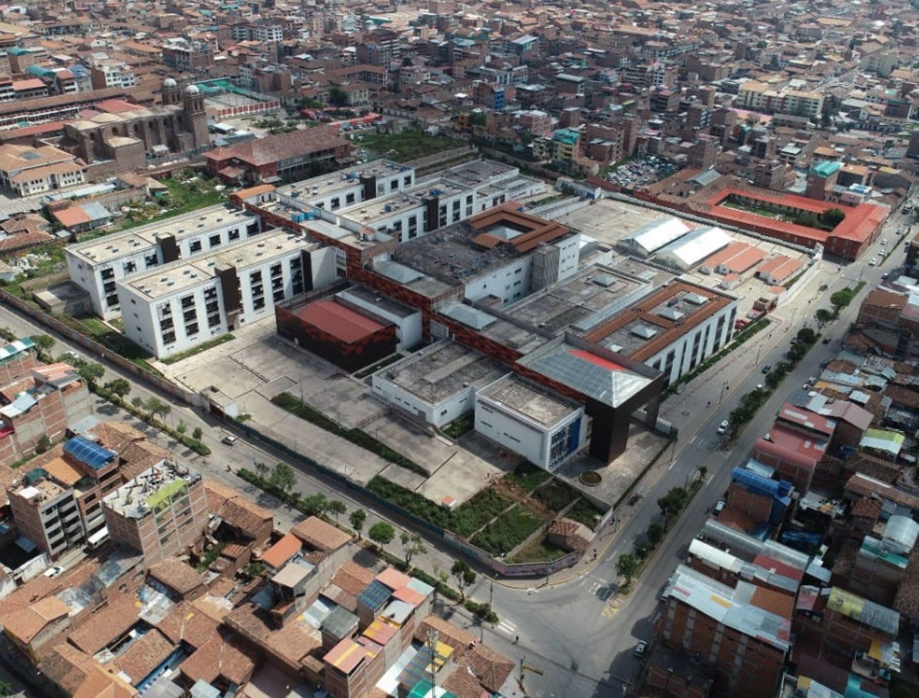 Pronis presentó el plan para culminar las obras en el emblemático hospital Antonio Lorena de Cusco.