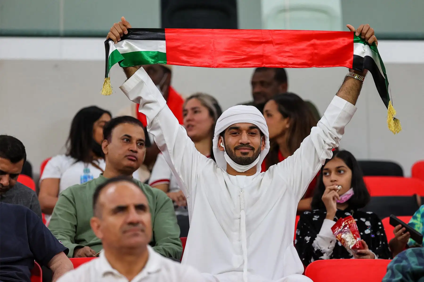 Fanáticos de los Emiratos Árabes Unidos animan la eliminatoria de la Copa Mundial de la FIFA 2022 entre los Emiratos Árabes Unidos y Australia en el estadio Ahmad bin Ali en Ar-Rayyan de Qatar. Foto: AFP
