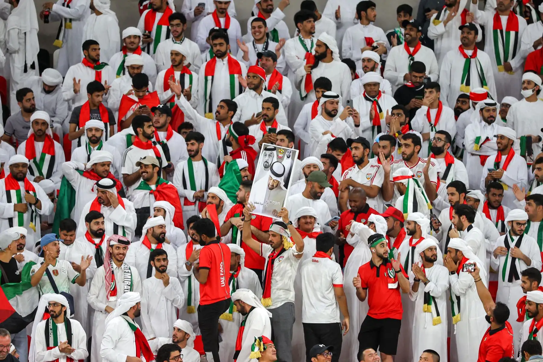 Fanáticos de los Emiratos Árabes Unidos animan la eliminatoria de la Copa Mundial de la FIFA 2022 entre los Emiratos Árabes Unidos y Australia en el estadio Ahmad bin Ali en Ar-Rayyan de Qatar. Foto: AFP