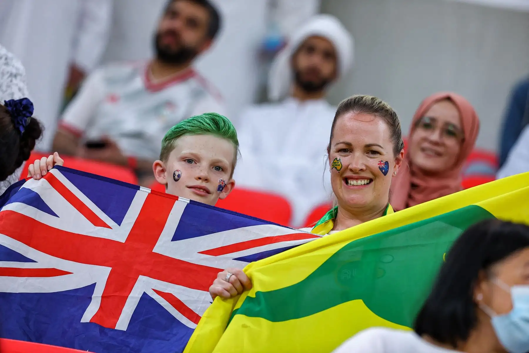 Fanáticos de Australia animan la eliminatoria de la Copa Mundial de la FIFA 2022 entre los Emiratos Árabes Unidos y Australia en el estadio Ahmad bin Ali en Ar-Rayyan de Qatar. Foto: AFP
