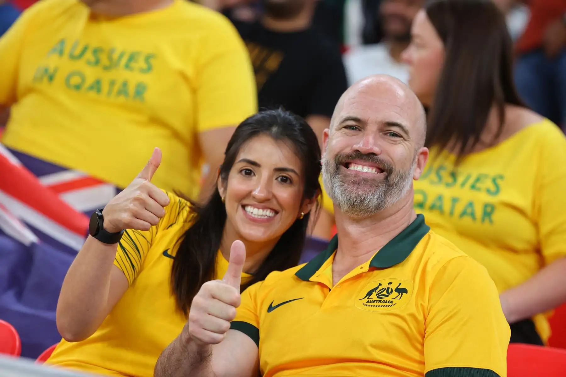 Fanáticos de Australia animan la eliminatoria de la Copa Mundial de la FIFA 2022 entre los Emiratos Árabes Unidos y Australia en el estadio Ahmad bin Ali en Ar-Rayyan de Qatar. Foto: AFP