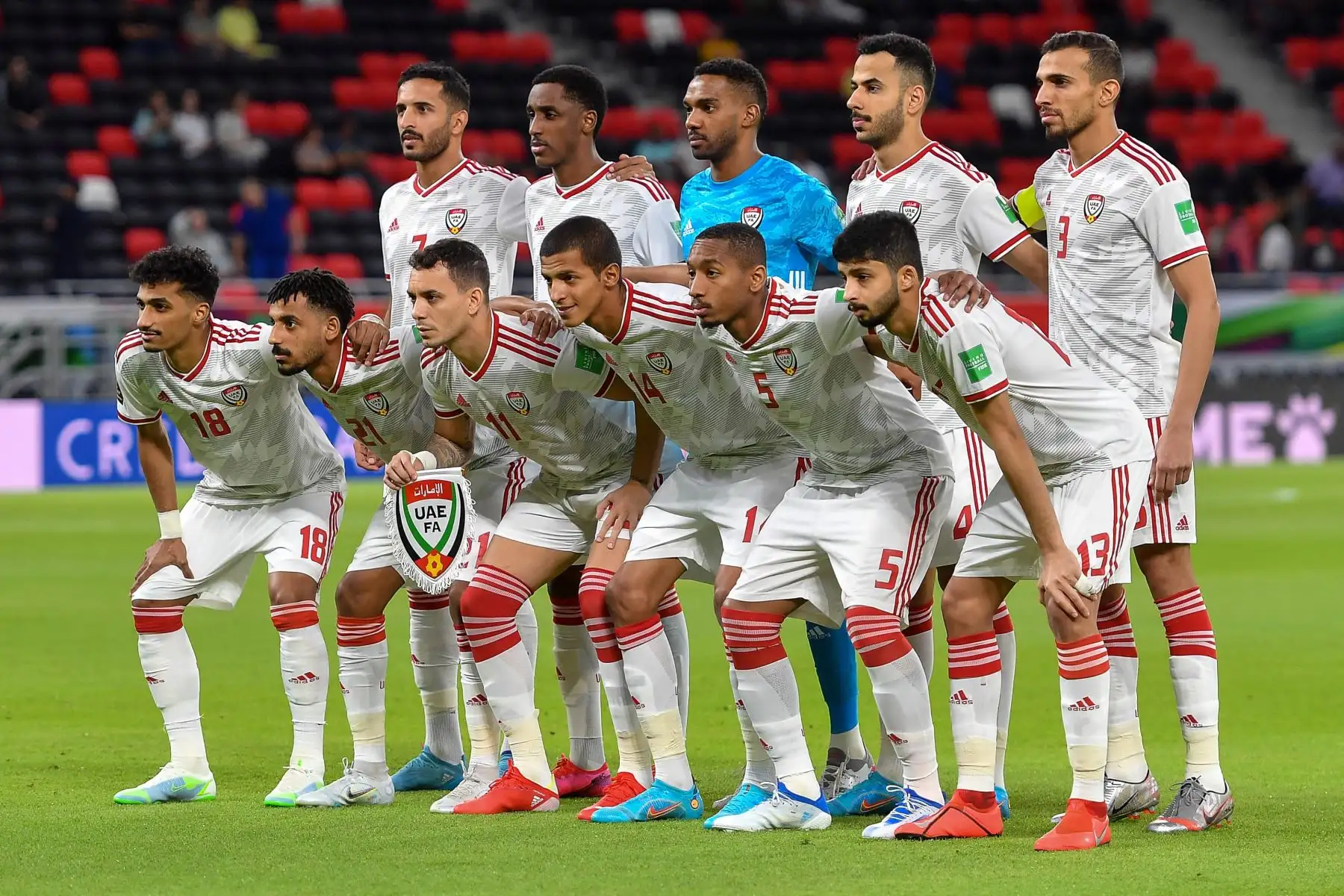 Los jugadores de los Emiratos Árabes Unidos se alinean para el partido de fútbol de los playoffs de las eliminatorias asiáticas de la Copa Mundial de la FIFA 2022 entre los Emiratos Árabes Unidos y Australia en Al Rayyan, Qatar. Foto: EFE