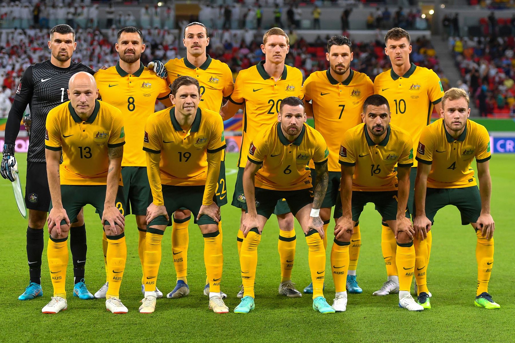 Los jugadores de Australia se alinean para el partido de fútbol de los playoffs de las eliminatorias asiáticas de la Copa Mundial de la FIFA 2022 entre los Emiratos Árabes Unidos y Australia en Al Rayyan, Qatar, el 07 de junio de 2022.