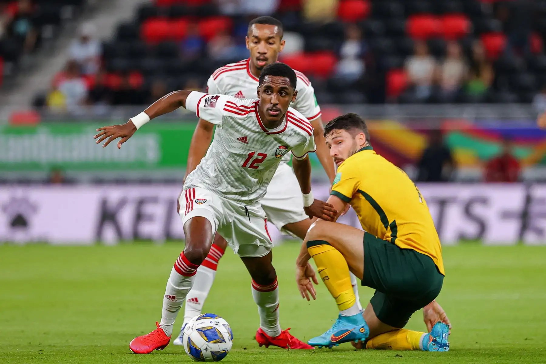 El defensor de los Emiratos Árabes Unidos Khalifa al-Hammadi regatea al defensor de Australia Alex Wilkinson durante el partido de fútbol clasificatorio para la eliminatoria de la Copa Mundial de la FIFA 2022 entre los Emiratos Árabes Unidos y Australia en el estadio Ahmad bin Ali en Ar-Rayyan de Qatar. Foto: AFP