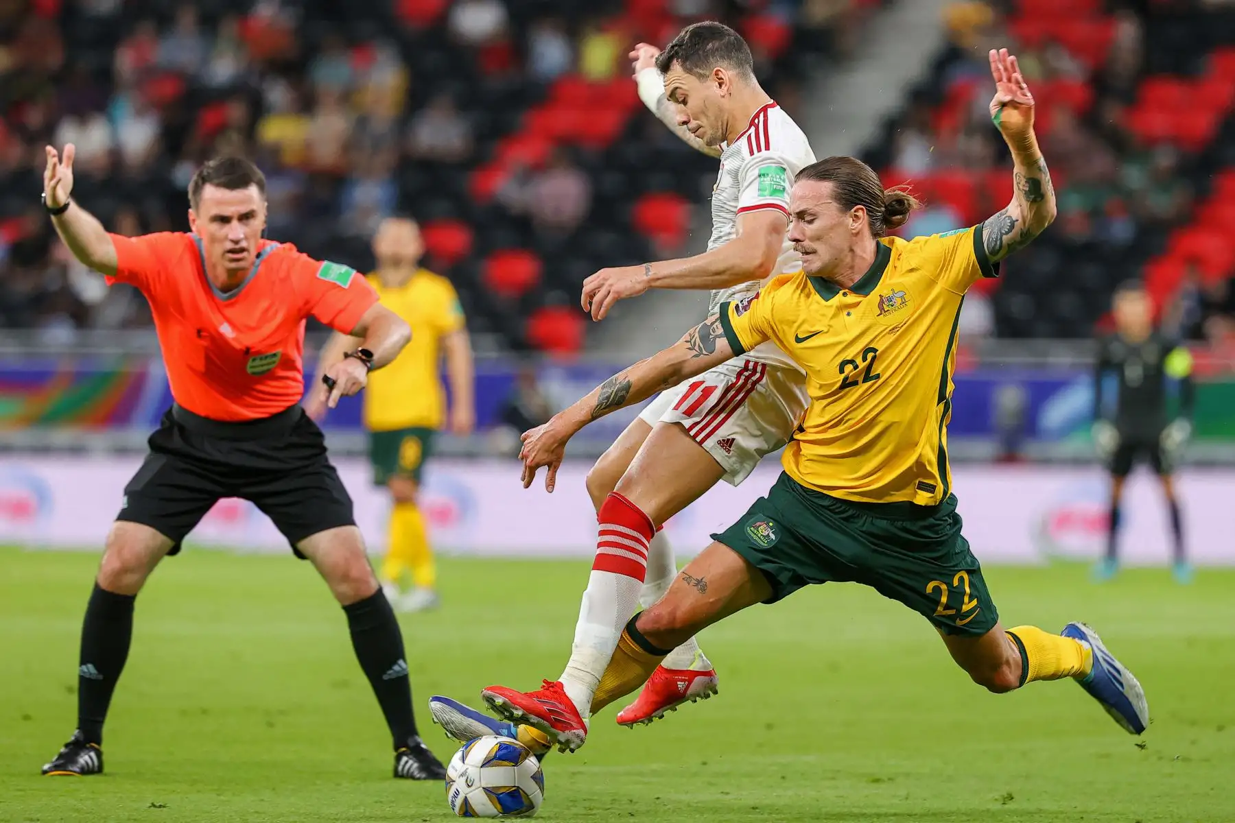 El delantero de los Emiratos Árabes Unidos Caio Canedo  lucha por el balón con el mediocampista de Australia Ben Folami durante el partido de fútbol clasificatorio para la eliminatoria de la Copa Mundial de la FIFA 2022 entre los Emiratos Árabes Unidos y Australia en el estadio Ahmad bin Ali.
Foto: AFP