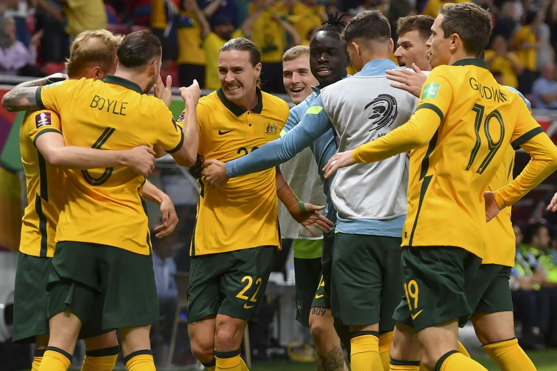 Jackson Irvine de Australia celebra con sus compañeros de equipo después de anotar la ventaja de 1-0 durante el partido de fútbol de la eliminatoria de los clasificatorios asiáticos de la Copa Mundial de la FIFA 2022 entre los Emiratos Árabes Unidos y Australia .
Foto: EFE