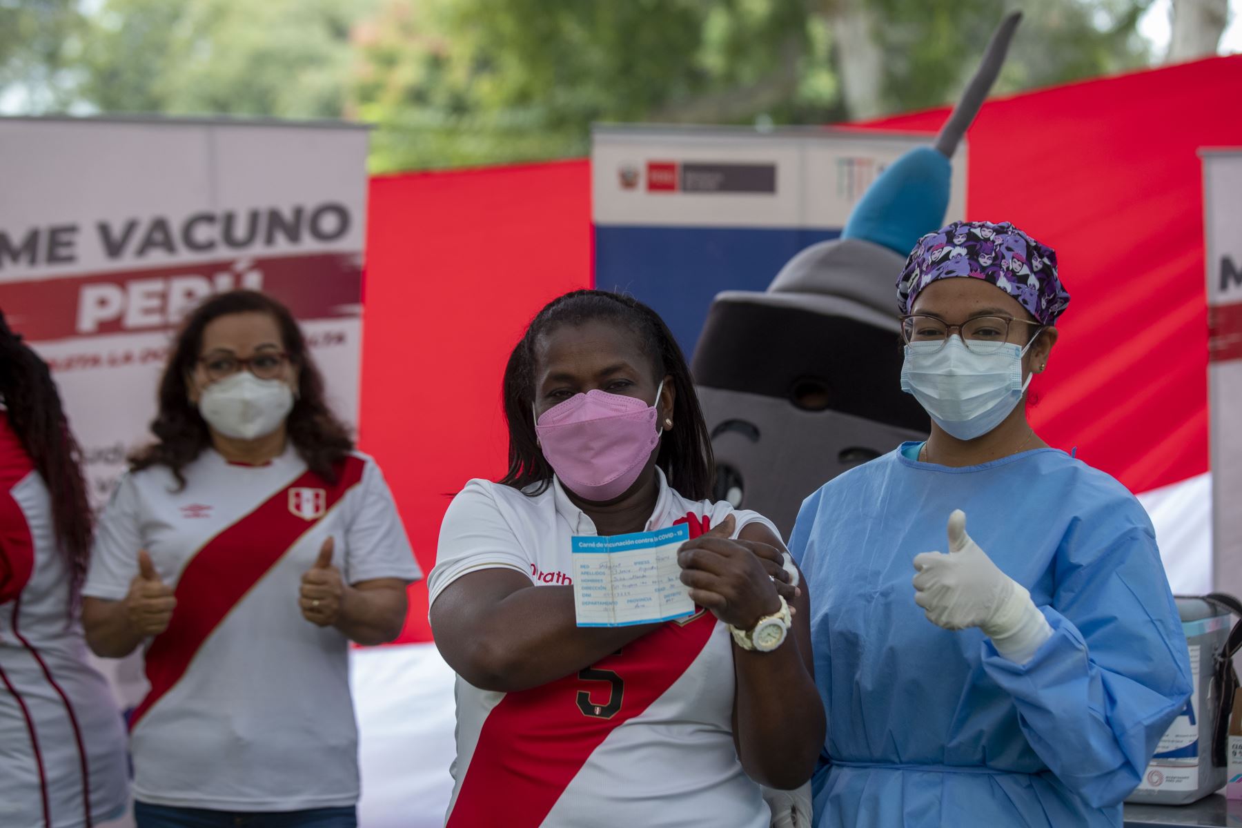 Madres de seleccionados peruanos alientan a la hinchada a vacunarse contra la COVID-19. Foto: ANDINA/Carla Patiño Ramírez