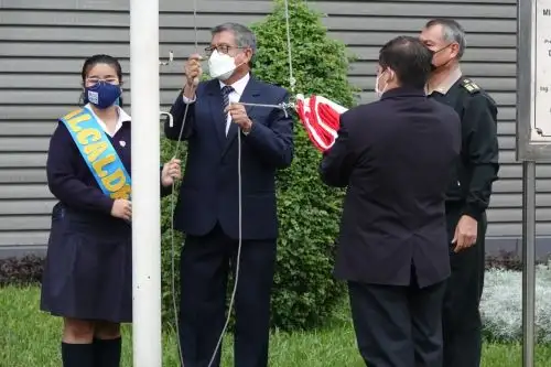 En ceremonia de renovación de fidelidad a la bandera, invoca a construir un futuro diferente para las nuevas generaciones. Foto: Difusión