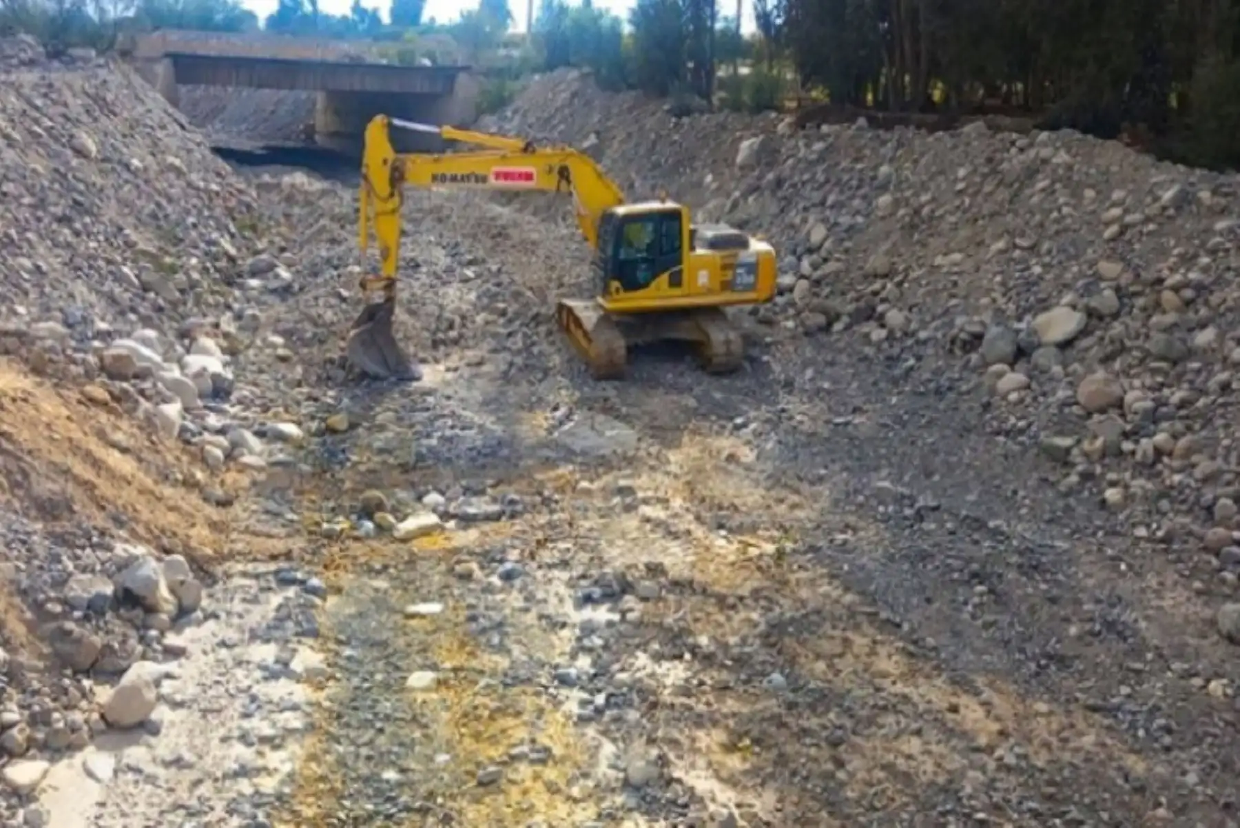 La maquinaria del MVCS interviene en un tramo de 400 metros de longitud, en un lugar considerado crítico, donde podrían generarse desbordes en caso de que aumente el caudal durante la temporada de lluvias.