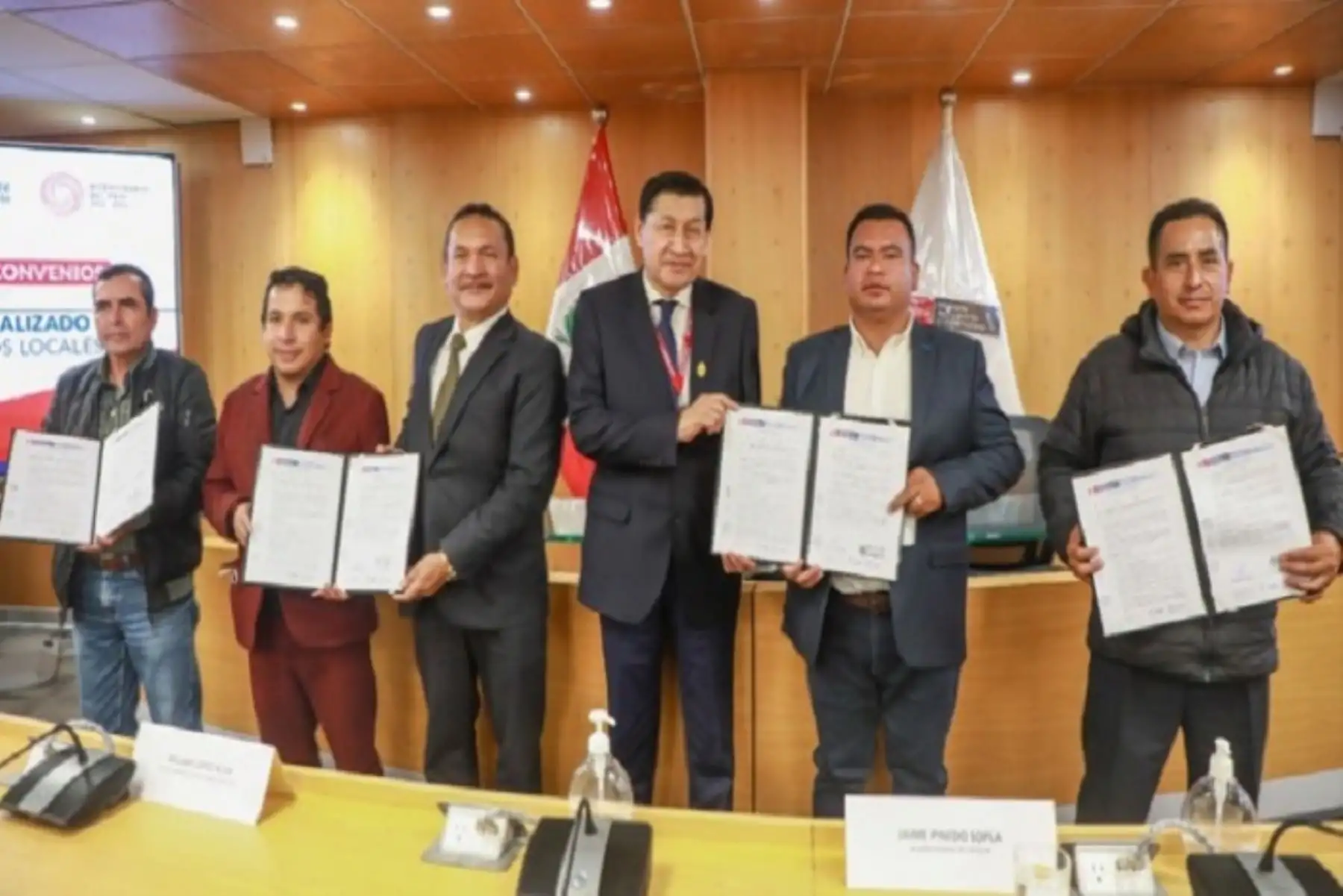 El ministro de Transportes y Comunicaciones, Juan Barranzuela, presidió la firma de acuerdos en la sede institucional.