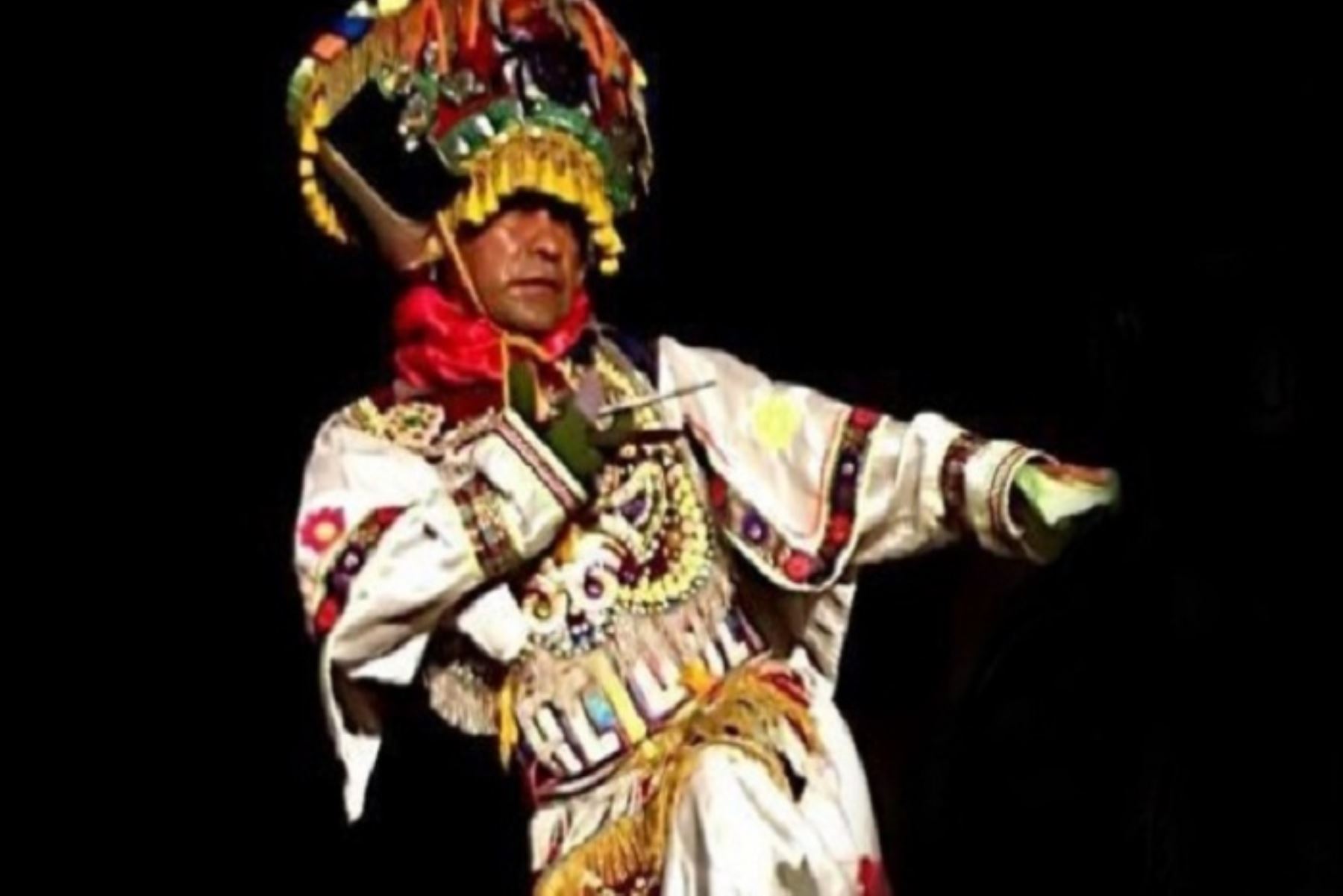 El danzante Johnny Gamboa Cucho también es conocido como la Araña Negra, por su habilidad con las acrobacias y por su color de piel.