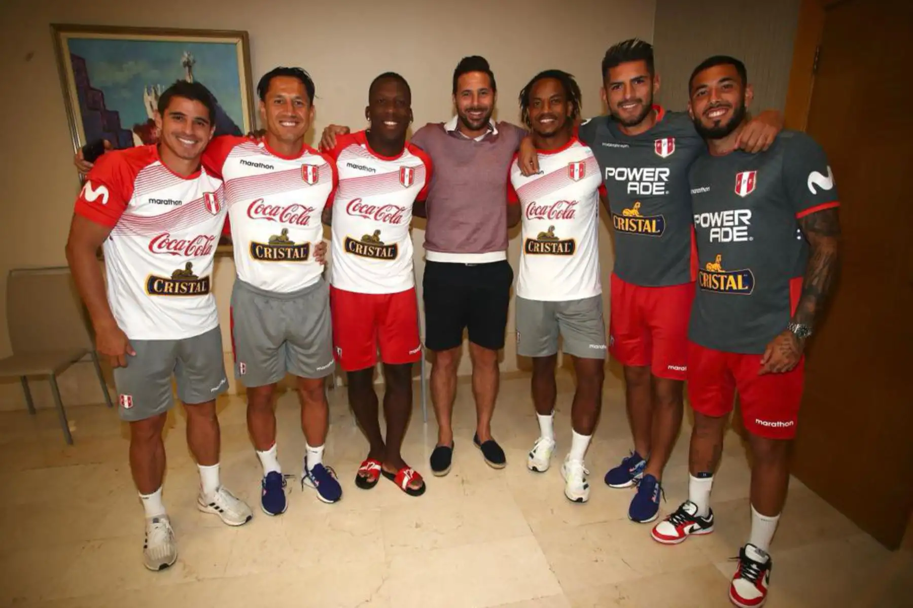 Selección peruana recibió la visita del exfutbolista Claudio Pizarro, durante un nuevo día de entrenamiento en el Centro de Alto Rendimiento Deportivo de San Cugat, en Barcelona. Foto: FPF