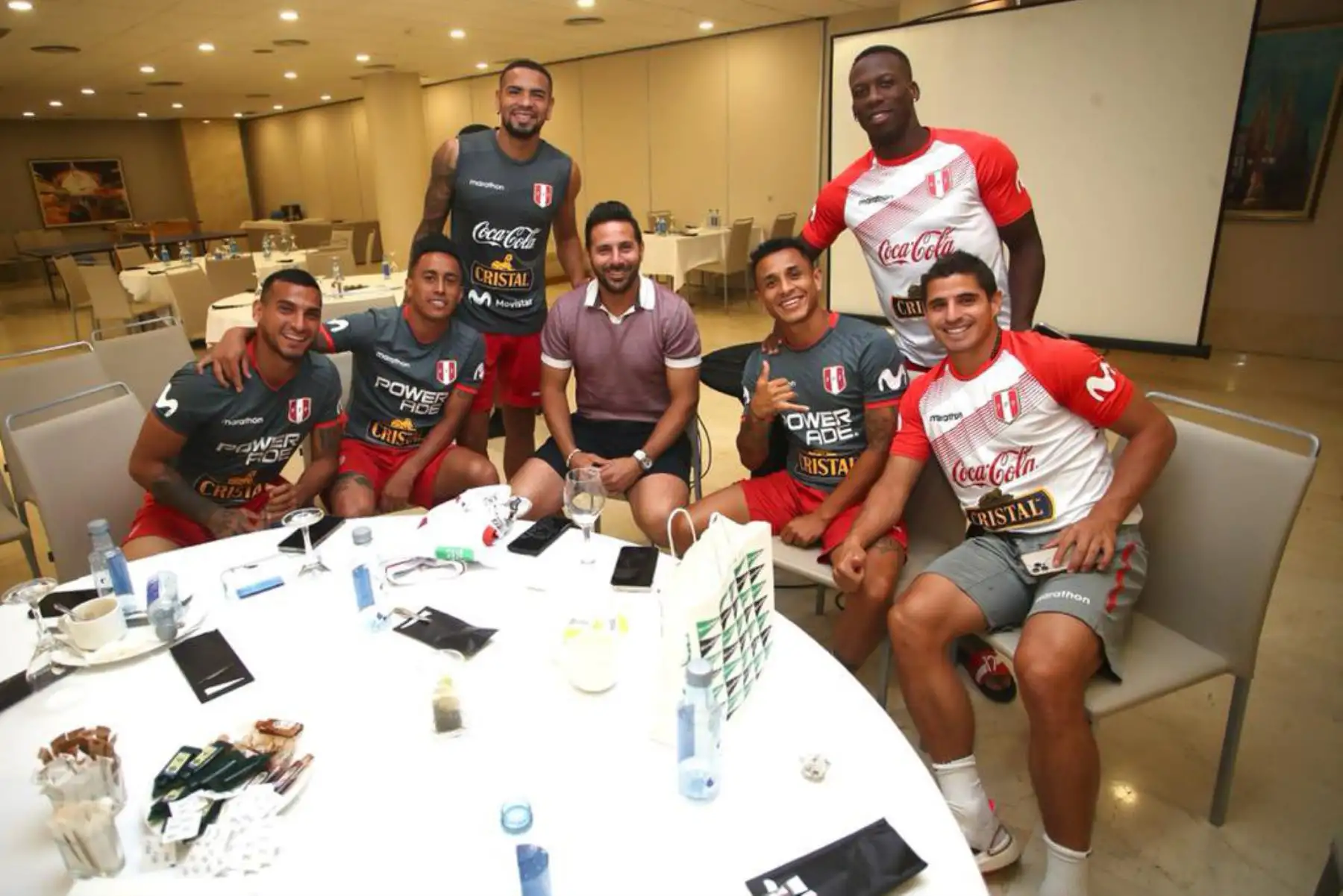 Selección peruana recibió la visita del exfutbolista Claudio Pizarro, durante un nuevo día de entrenamiento en el Centro de Alto Rendimiento Deportivo de San Cugat, en Barcelona. Foto: FPF