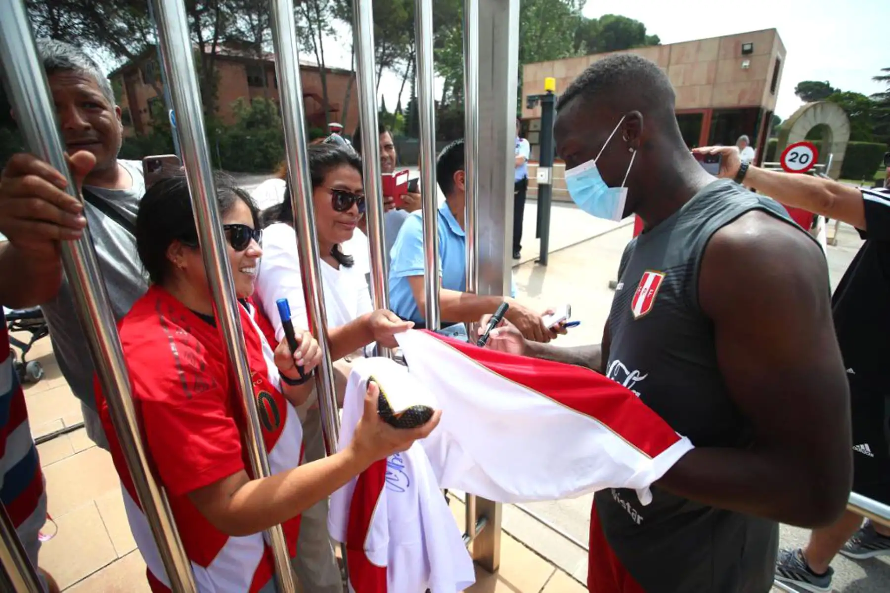 Futbolista Luis Advíncula firma autógrafos a los hinchas, durante un nuevo día de entrenamientos en el Centro de Alto Rendimiento Deportivo de San Cugat, en Barcelona. Foto: FPF