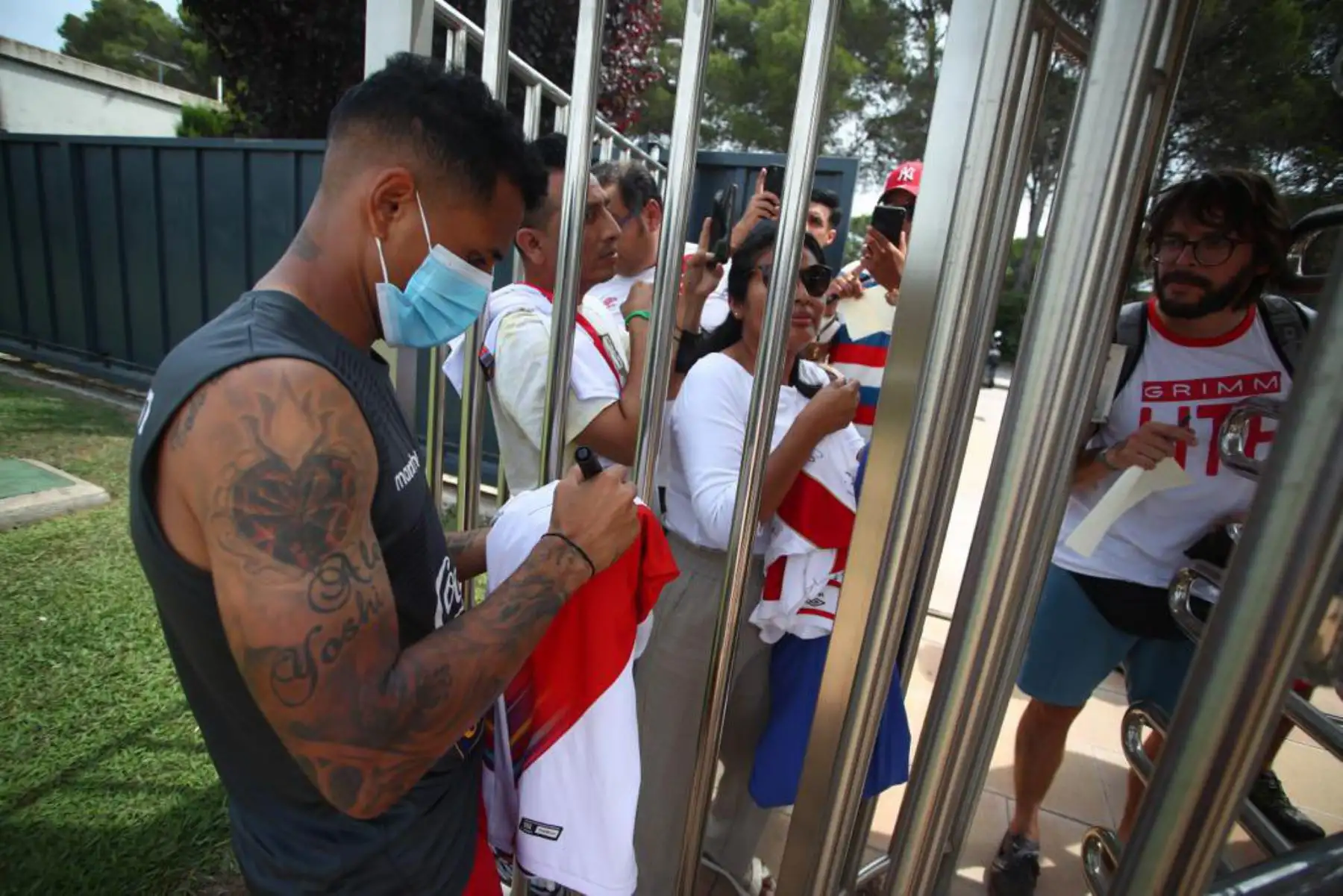 Futbolista Yoshimar Yotún, firma autógrafos a los hinchas, durante un nuevo día de entrenamientos en el Centro de Alto Rendimiento Deportivo de San Cugat, en Barcelona. Foto: FPF