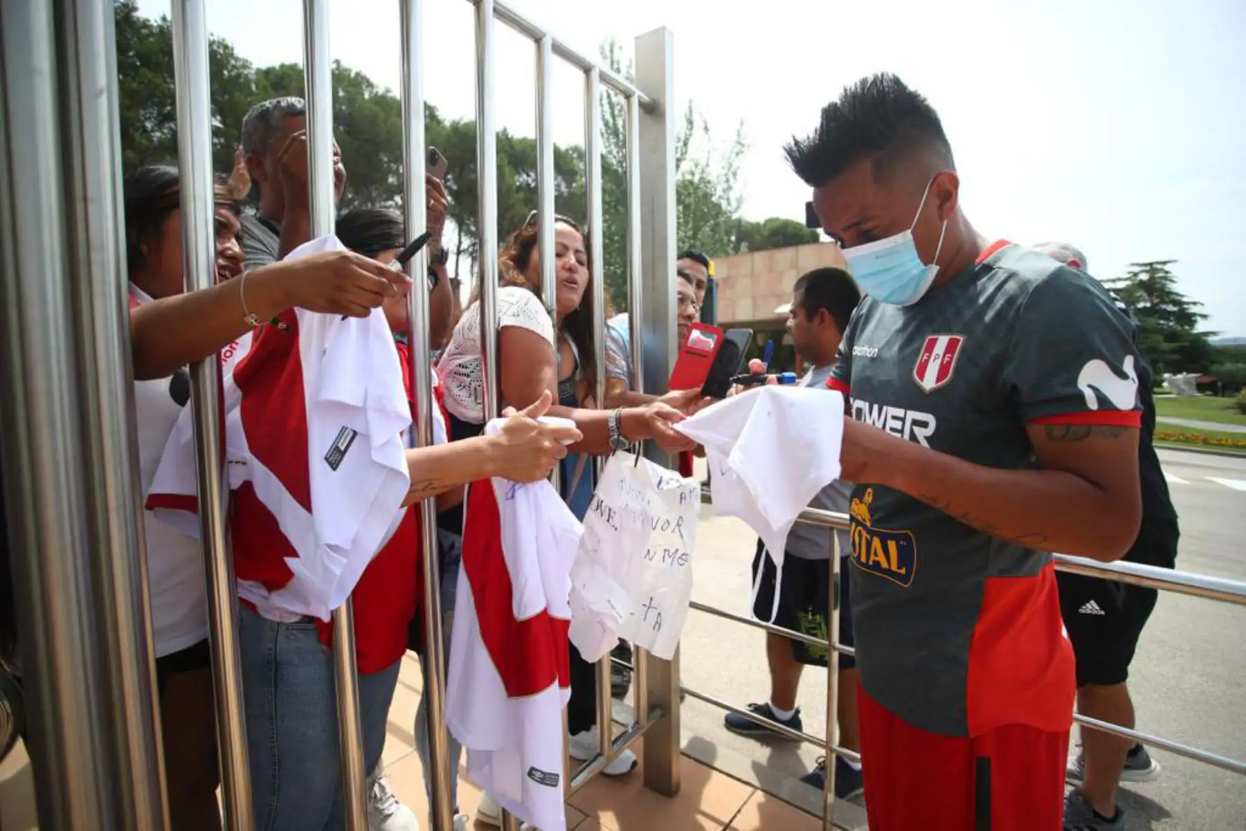 Futbolista Christian Cueva, firma autógrafos a los hinchas, durante un nuevo día de entrenamientos en el Centro de Alto Rendimiento Deportivo de San Cugat, en Barcelona. Foto: FPF