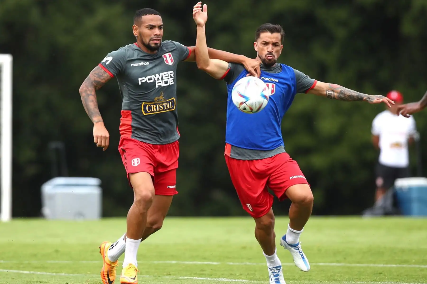 Futbolistas Alexander Callens y Gabriel Costa de la selección peruana, durante un nuevo día de entrenamientos en el Centro de Alto Rendimiento Deportivo de San Cugat, en Barcelona. Foto: FPF