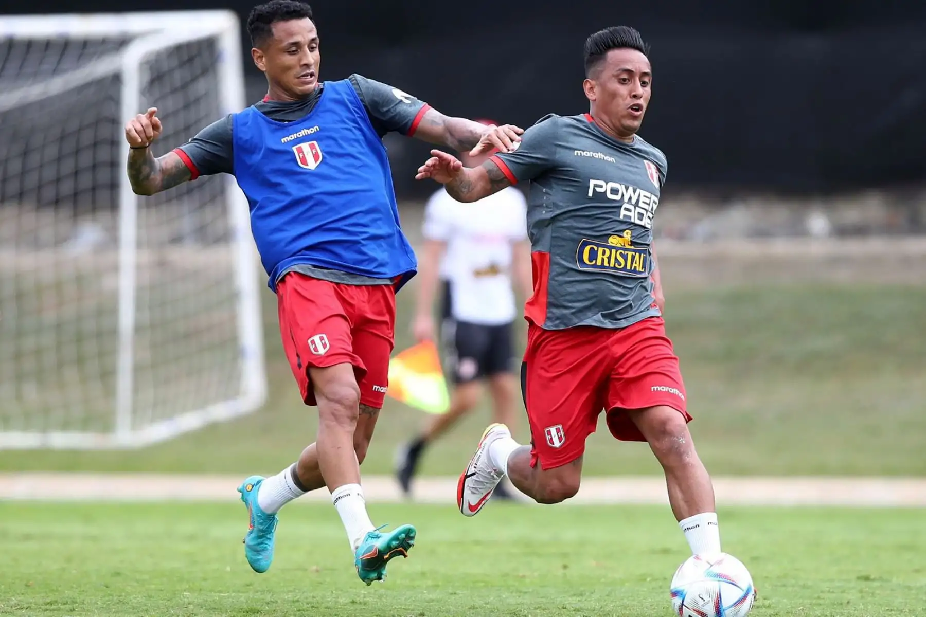 Futbolistas Yoshimar Yotún y Christian Cueva de la selección peruana, durante un nuevo día de entrenamientos en el Centro de Alto Rendimiento Deportivo de San Cugat, en Barcelona. Foto: FPF