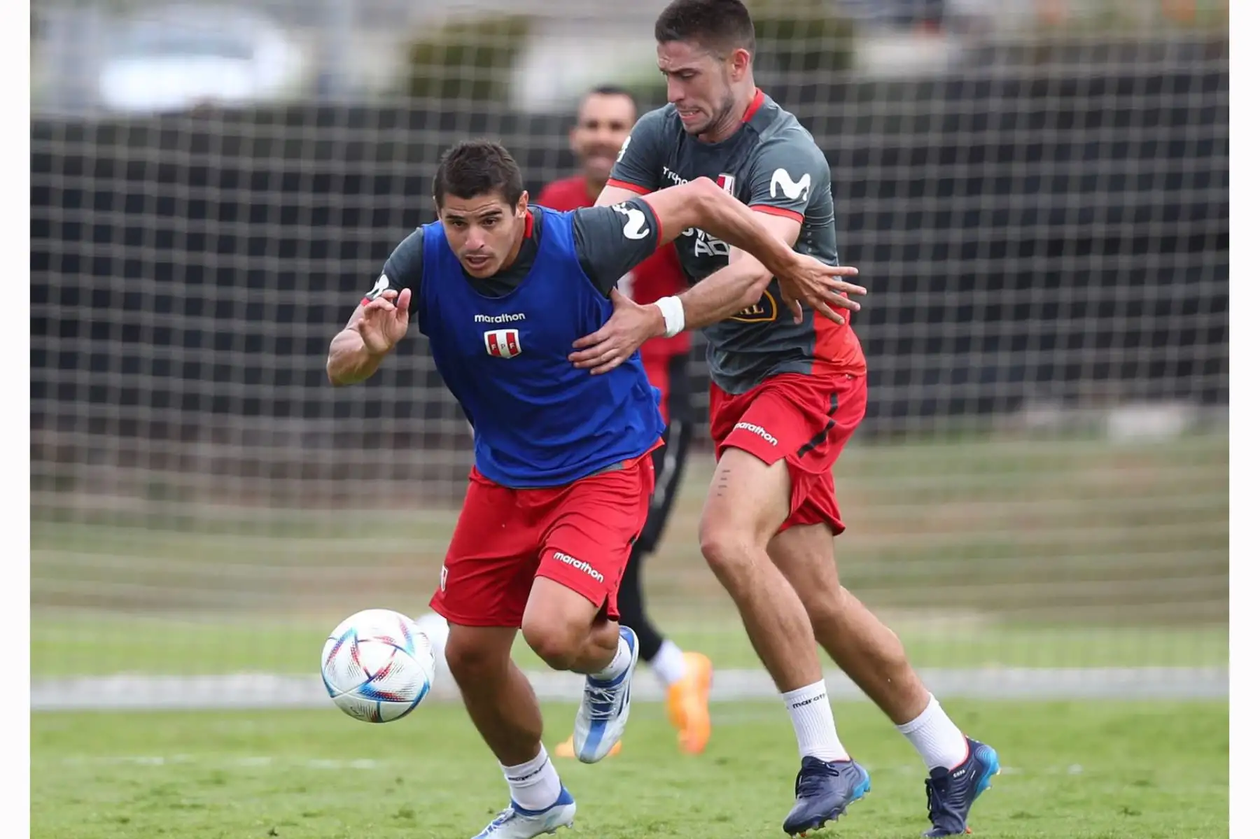 Futbolistas Aldo Corzo y Santiago Ormeño de la selección peruana, durante un nuevo día de entrenamientos en el Centro de Alto Rendimiento Deportivo de San Cugat, en Barcelona. Foto: FPF