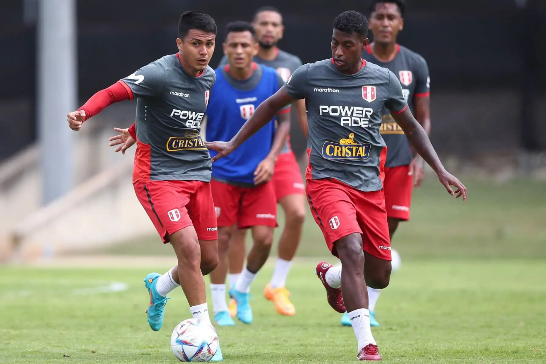 Futbolistas Jairo Concha y Miguel Araujo de la selección peruana, durante un nuevo día de entrenamientos en el Centro de Alto Rendimiento Deportivo de San Cugat, en Barcelona. Foto: FPF