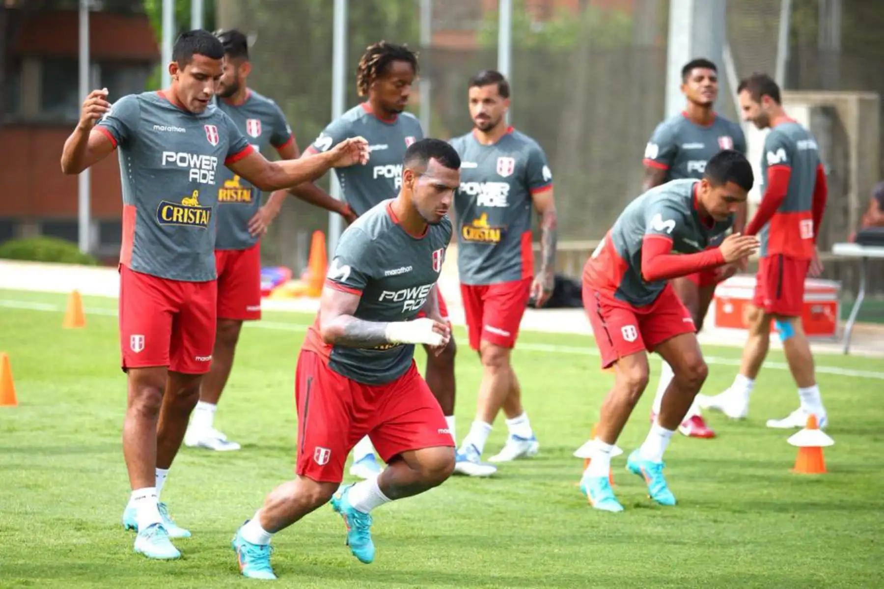 Futbolista Miguel Trauco de la selección peruana, durante un nuevo día de entrenamientos en el Centro de Alto Rendimiento Deportivo de San Cugat, en Barcelona. Foto: FPF