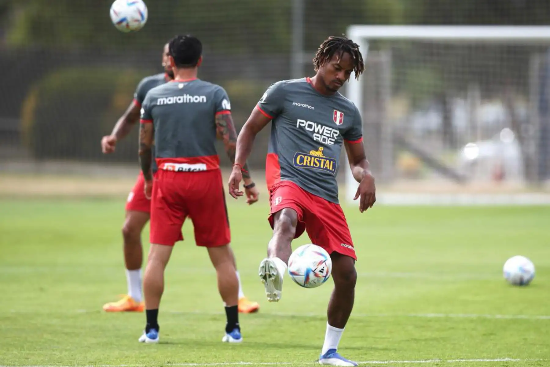 Futbolista André Carrillo de la selección peruana, durante un nuevo día de entrenamientos en el Centro de Alto Rendimiento Deportivo de San Cugat, en Barcelona. Foto: FPF