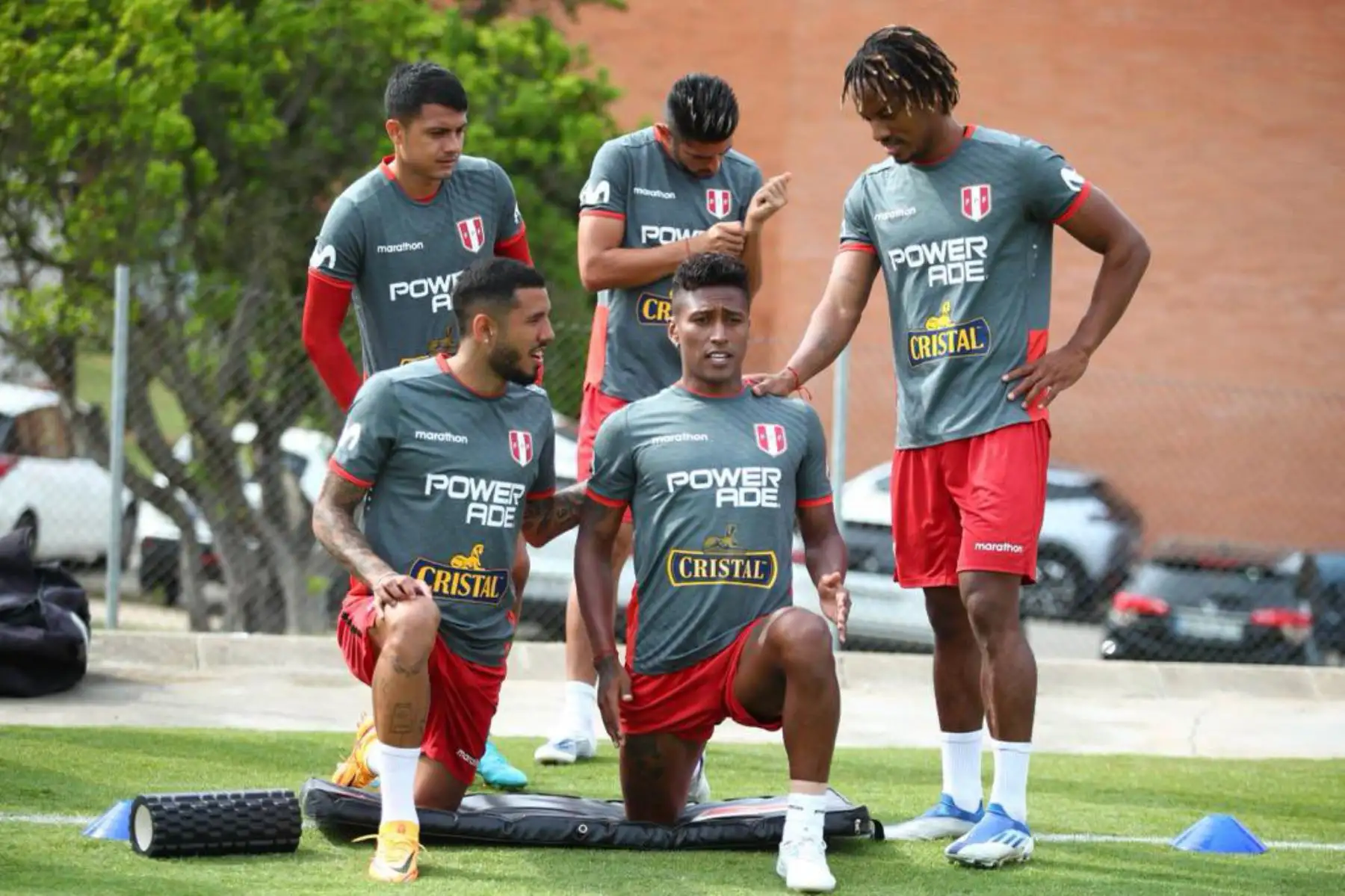 Futbolistas Sergio Peña, Pedro Aquino y  André Carrillo de la selección peruana, durante un nuevo día de entrenamientos en el Centro de Alto Rendimiento Deportivo de San Cugat, en Barcelona. Foto: FPF